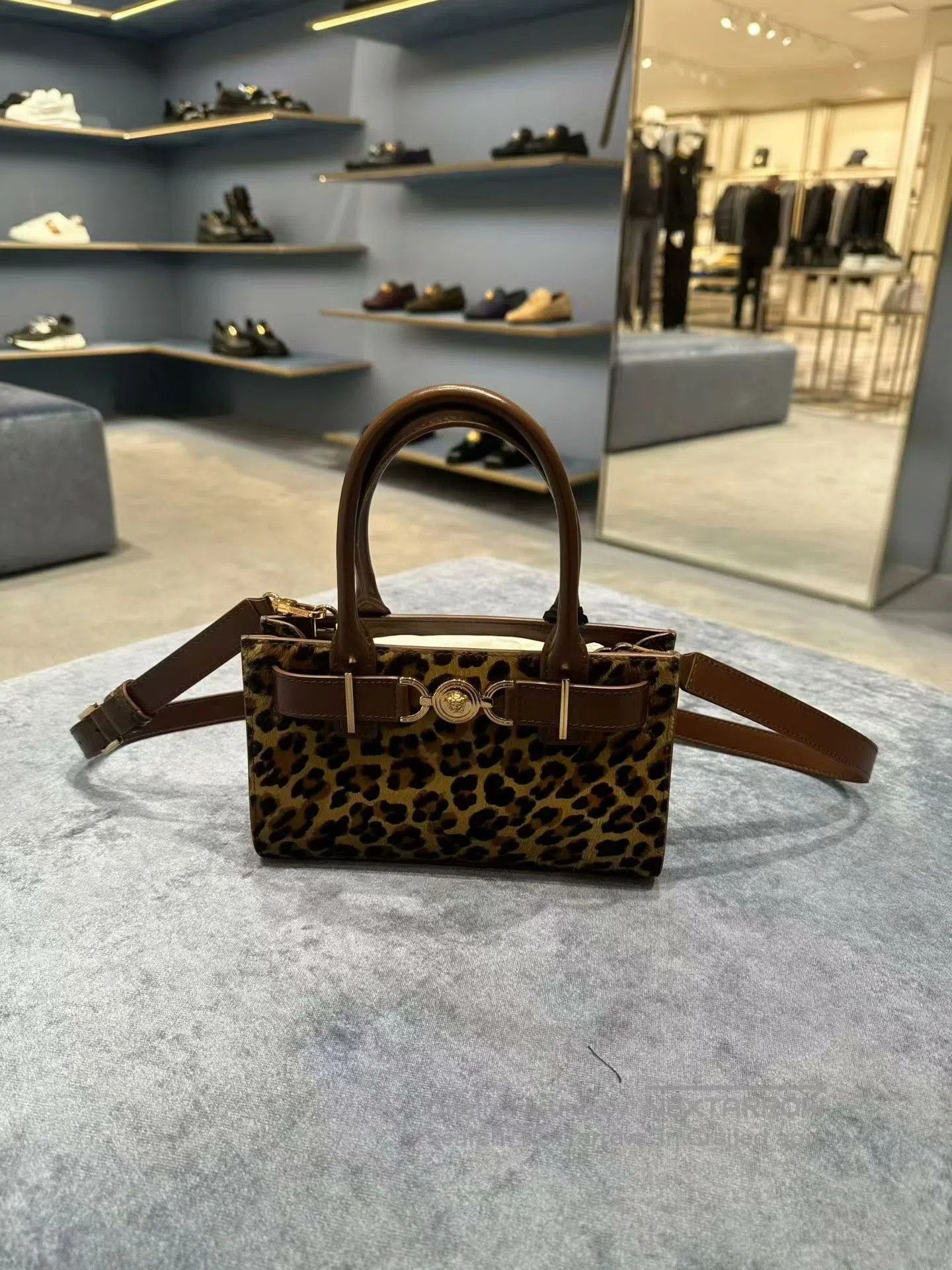 Versace Versace Zhao Lusi Leopard Print Bag. Size ONE SIZE - 1 Thumbnail