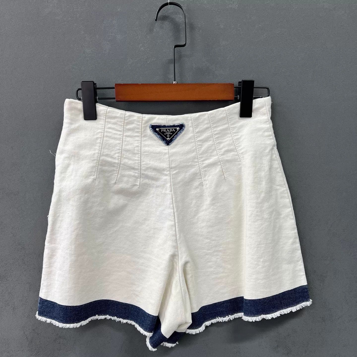 Prada Prada White Denim Shorts 98 New 38 Triangle Logo Size 26" / US 2 / IT 38 - 2 Thumbnail