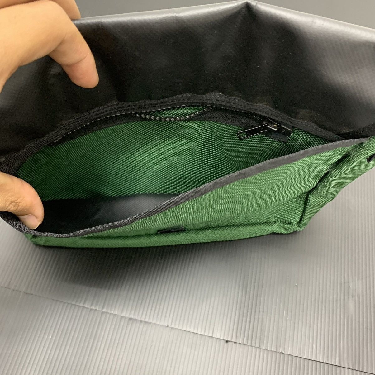 Hysteric Glamour × Japanese Brand Hysteric Glamour Waterproof Messenger Bag Green Sling Bag Size ONE SIZE - 5 Thumbnail