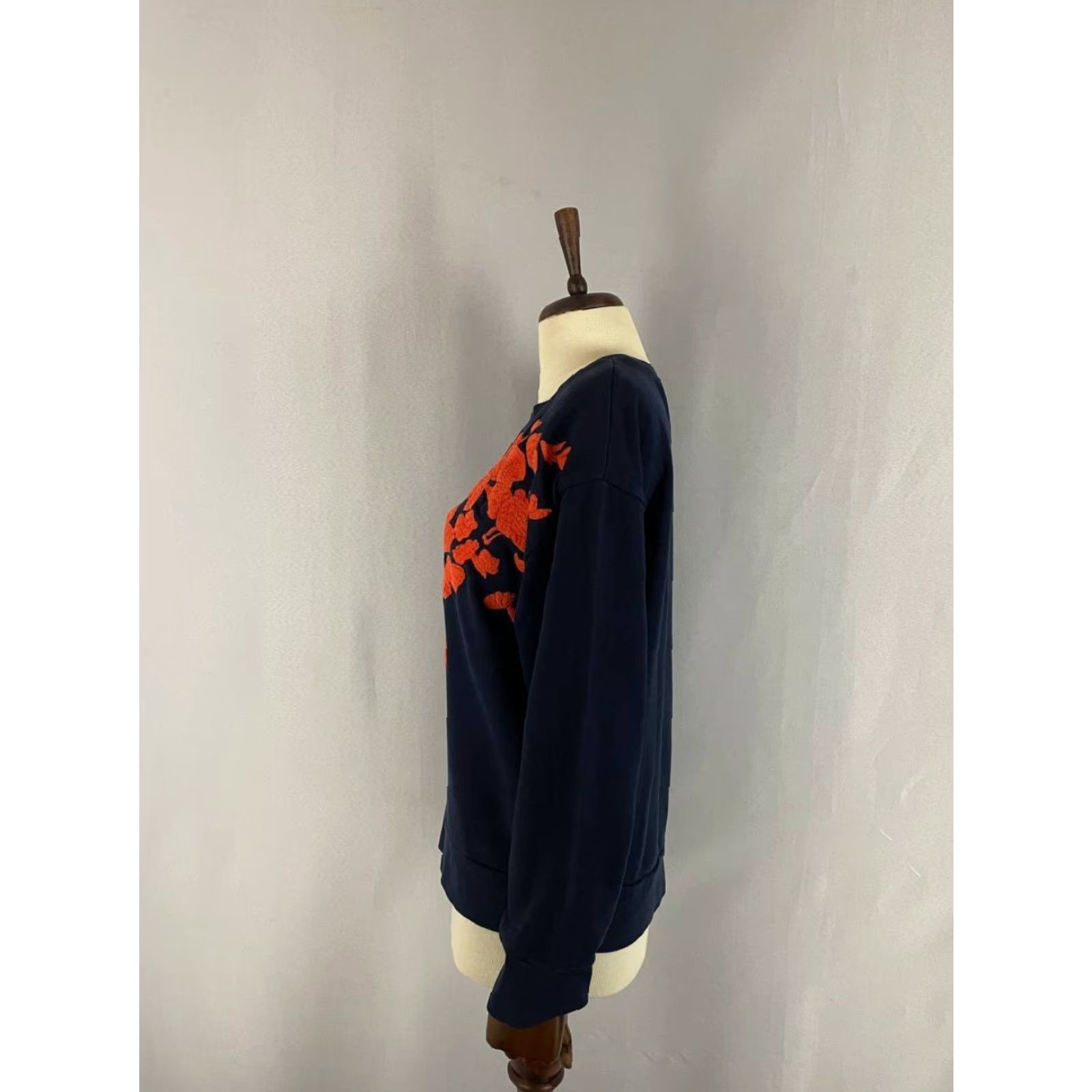 J.Crew J.Crew Sweatshirt Woman L Navy Blue Floral Embroidered Fleece Crew Neck Pullover Size L / US 10 / IT 46 - 5 Thumbnail
