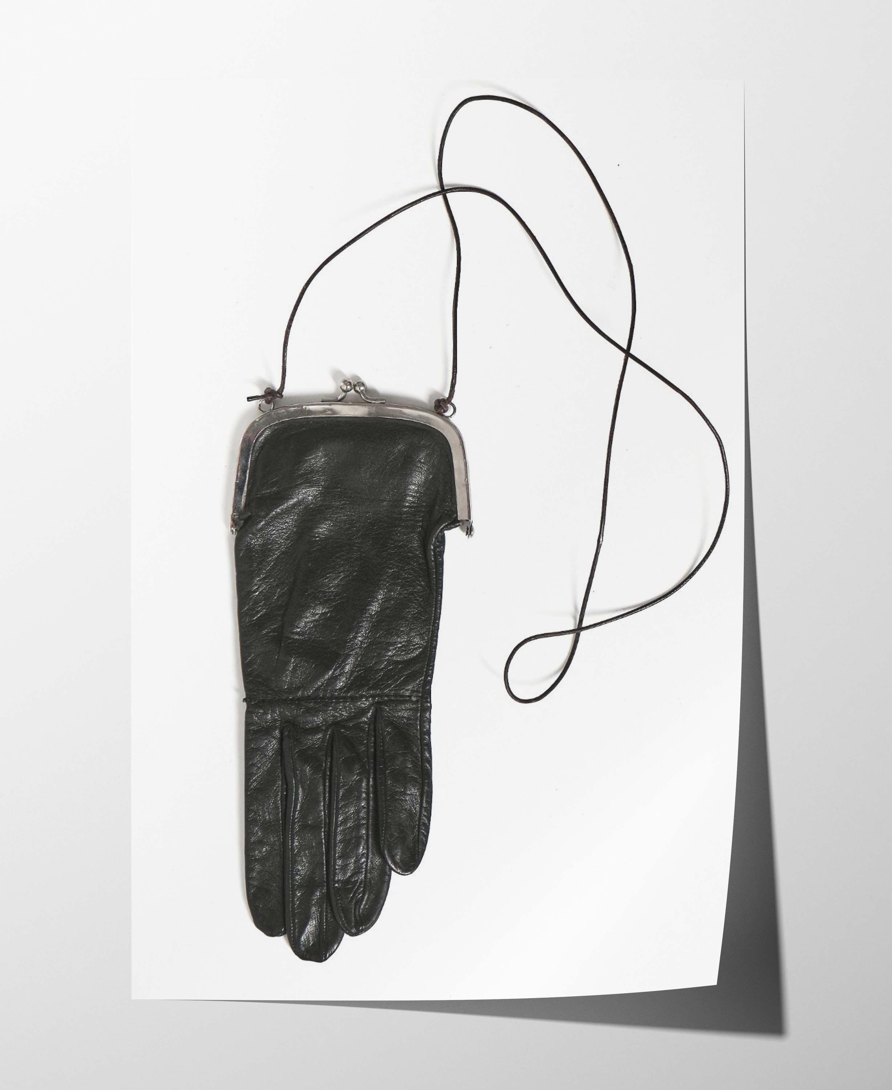 Maison Margiela Maison Margiela Gloves Bag Tabi Poster Gift Vintage Book Size ONE SIZE - 1 Thumbnail