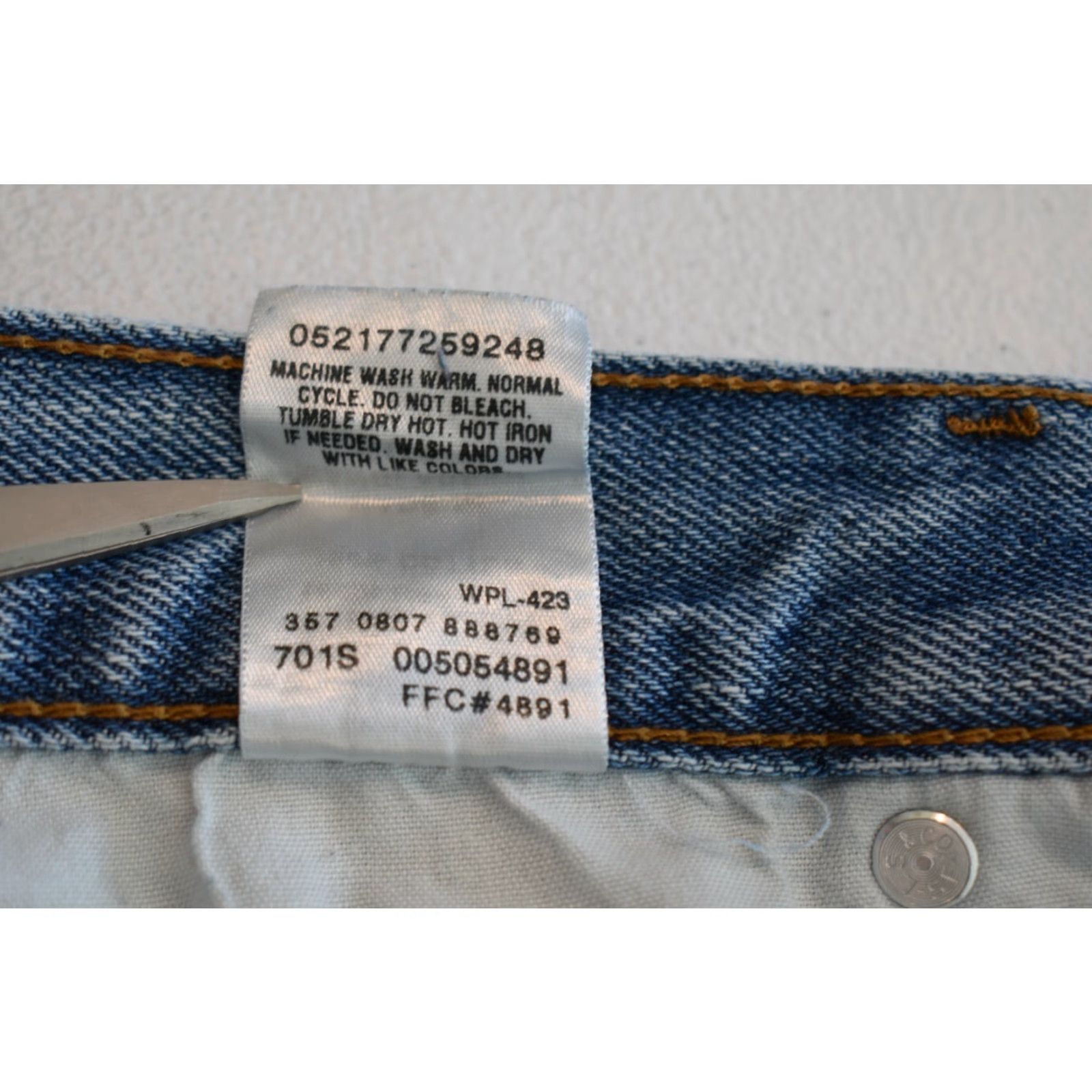 Levi's VINTAGE Levi's 505 Jeans Mens 39x31 Regular Distressed Blue Denim Cotton 9in Leg Opening Straight 13.5in Rise Size US 39 - 7 Thumbnail
