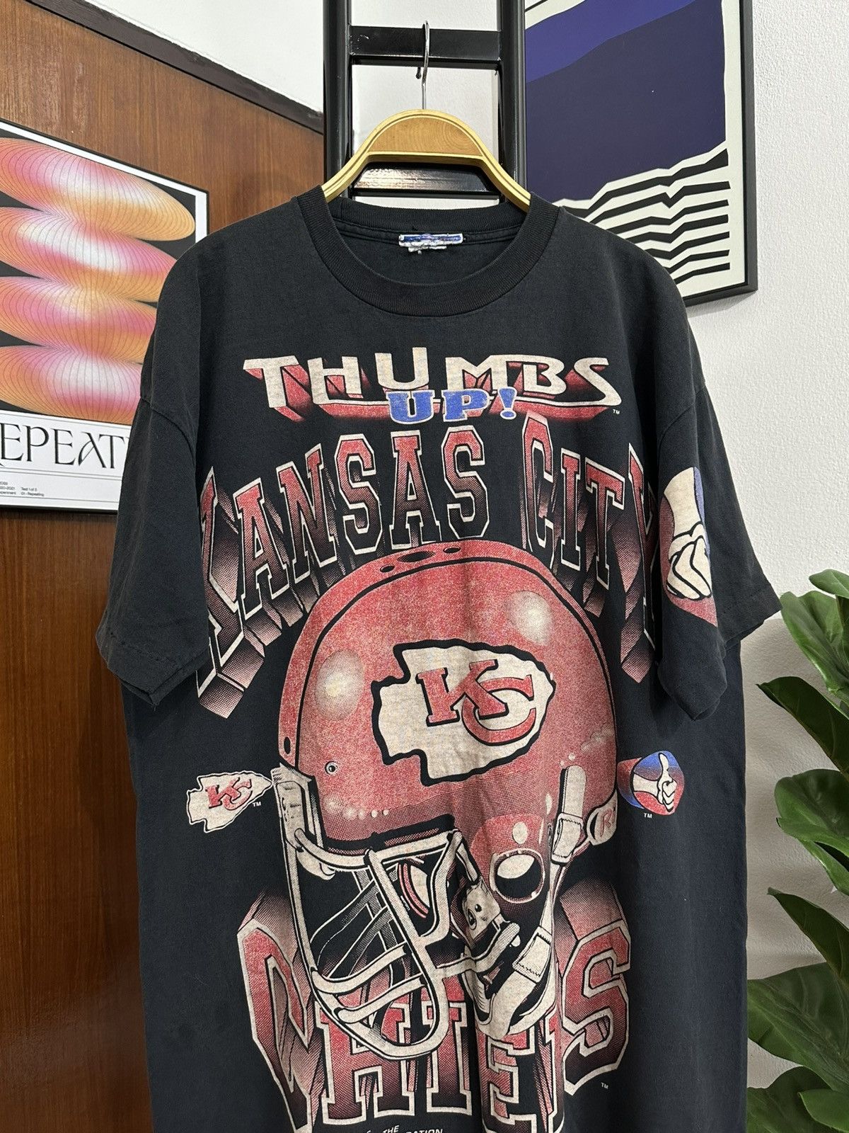 Vintage Vintage 90s Thumbs Up Kansas City Chiefs Football T-Shirt Size US XL / EU 56 / 4 - 2 Thumbnail