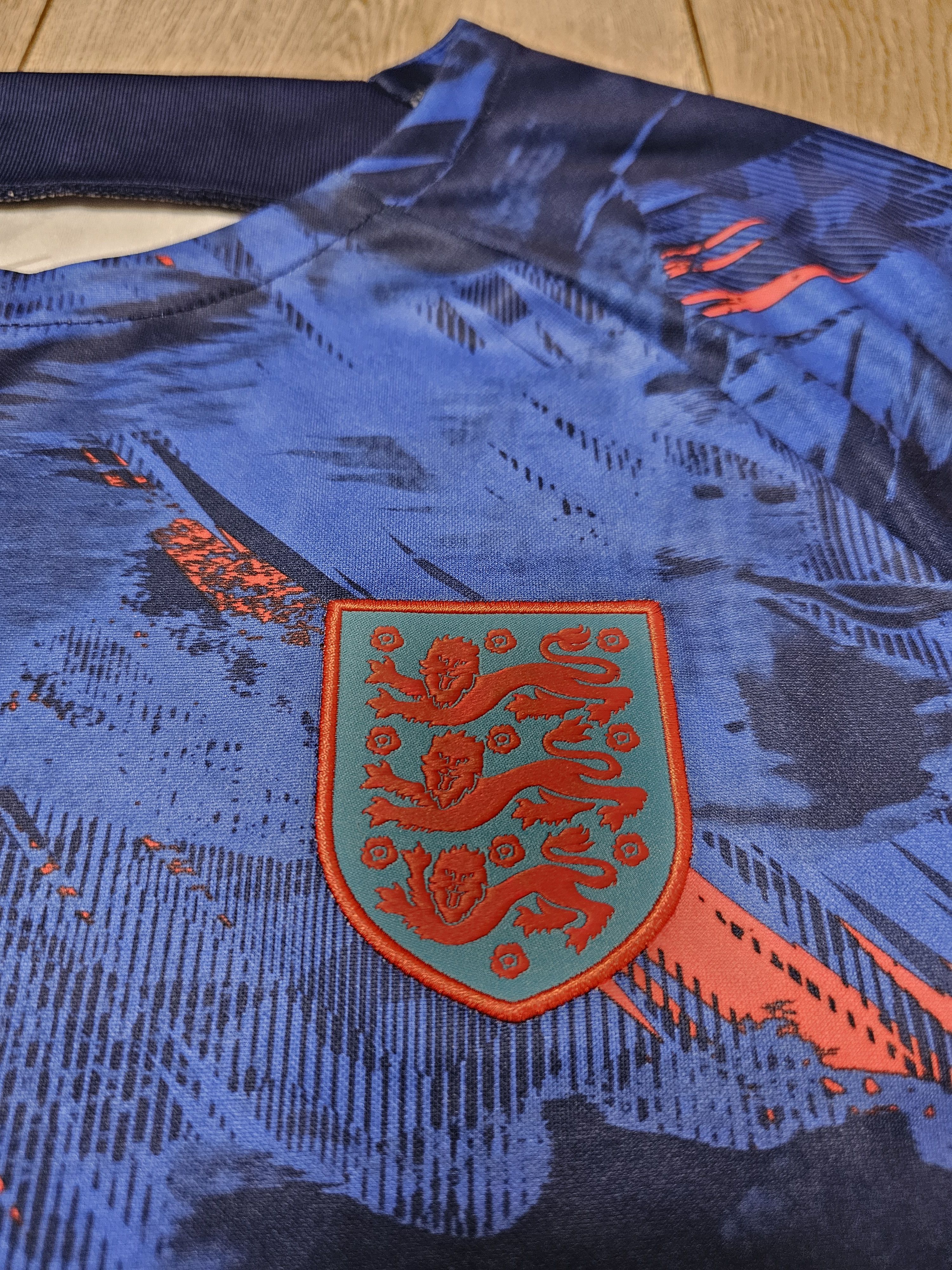 Nike ENGLAND 2022 2023 PRE-MATCH FOOTBALL SHIRT SOCCER JERSEY Size US XL / EU 56 / 4 - 4 Thumbnail