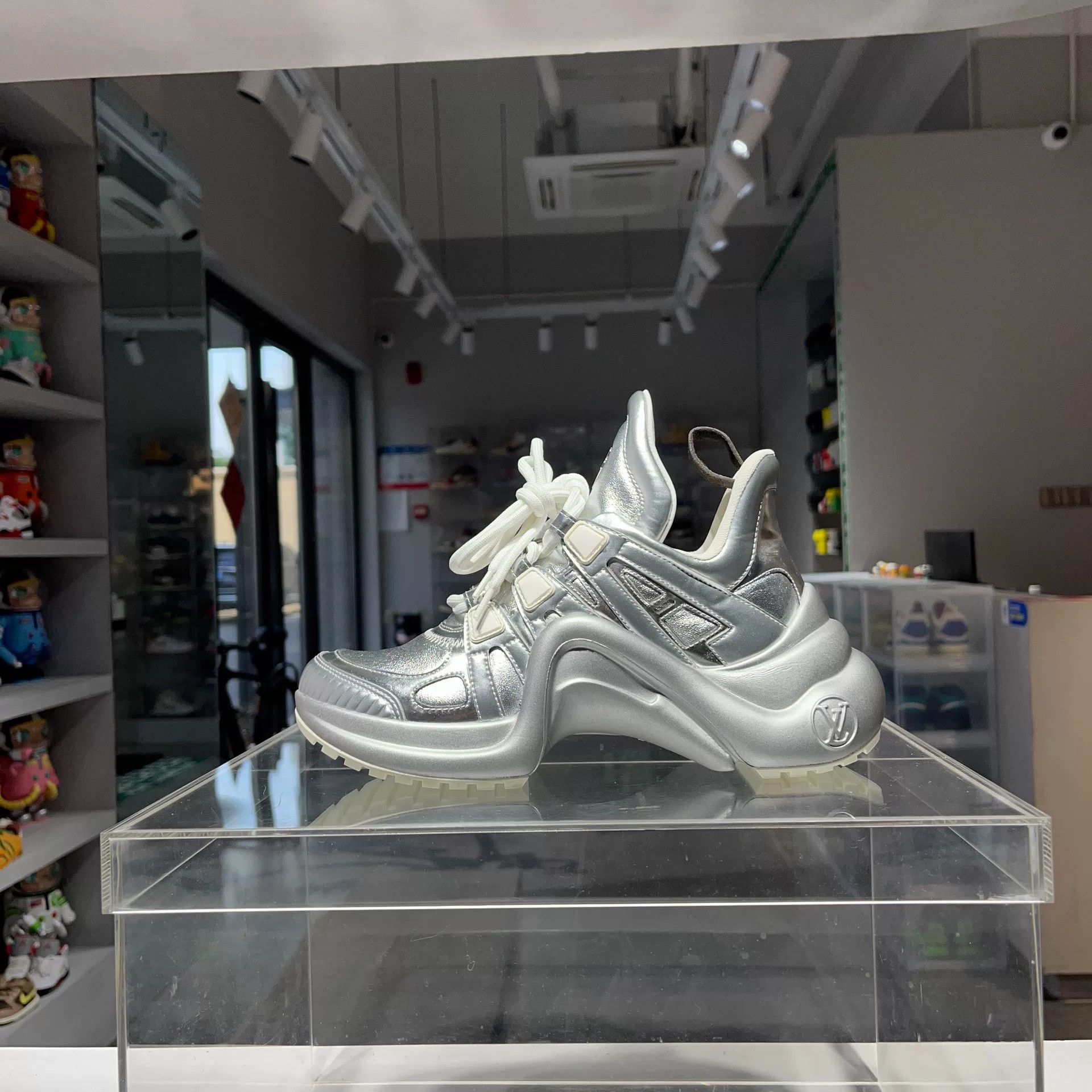 Louis Vuitton Louis Vuitton Silver Lowtop Sneakers us_5 Women Size US 5 / IT 35 - 1 Thumbnail