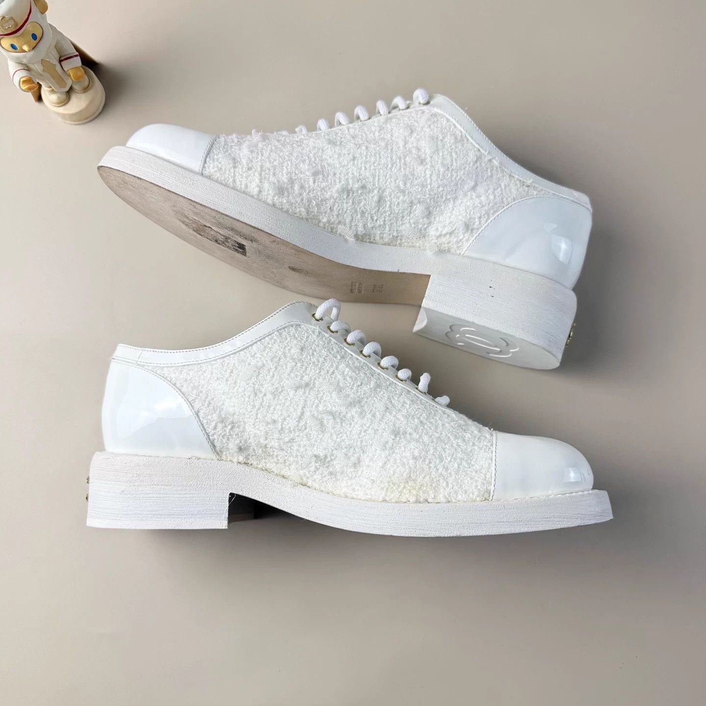 Chanel CHANEL White Gold CC Logo Loafers 37.5 Size US 6.5 / IT 36.5 - 6 Thumbnail