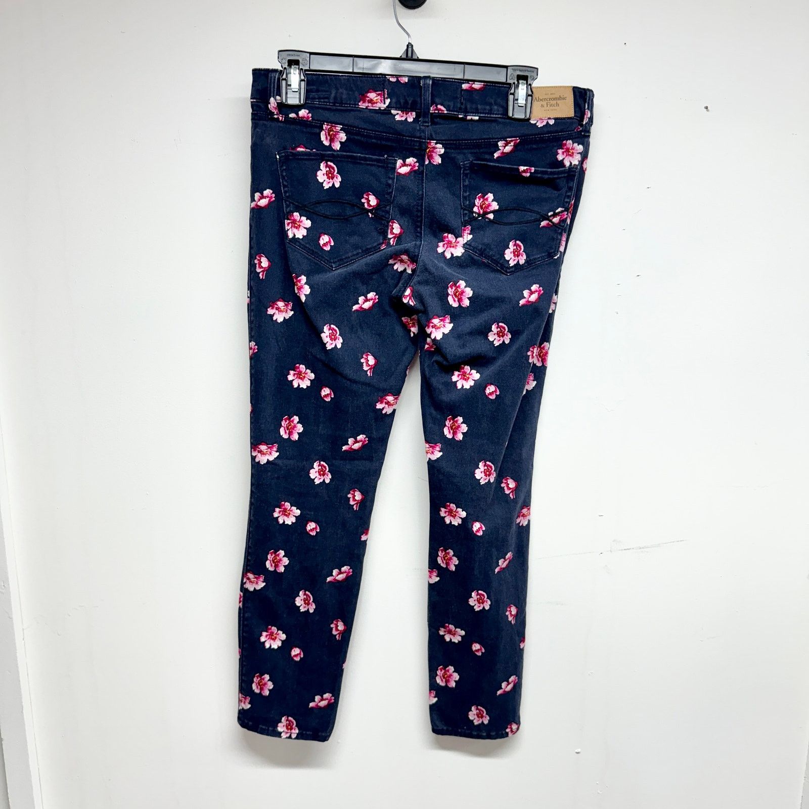 Abercrombie & Fitch Abercrombie & Fitch Floral Navy Slim Pants Size 6 (Waist 28) Size 28" / US 6 / IT 42 - 3 Thumbnail
