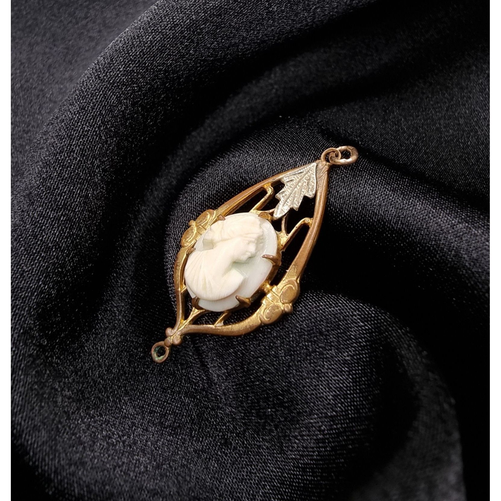 Vintage Antique Victorian Cameo Pendant With Intricate Frame And Lea Size ONE SIZE - 2 Thumbnail