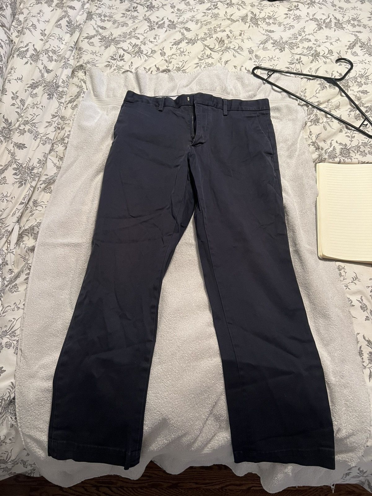 Banana Republic Banana Republic Men’s Navy Chinos - 32x30 Size US 32 / EU 48 - 1 Thumbnail