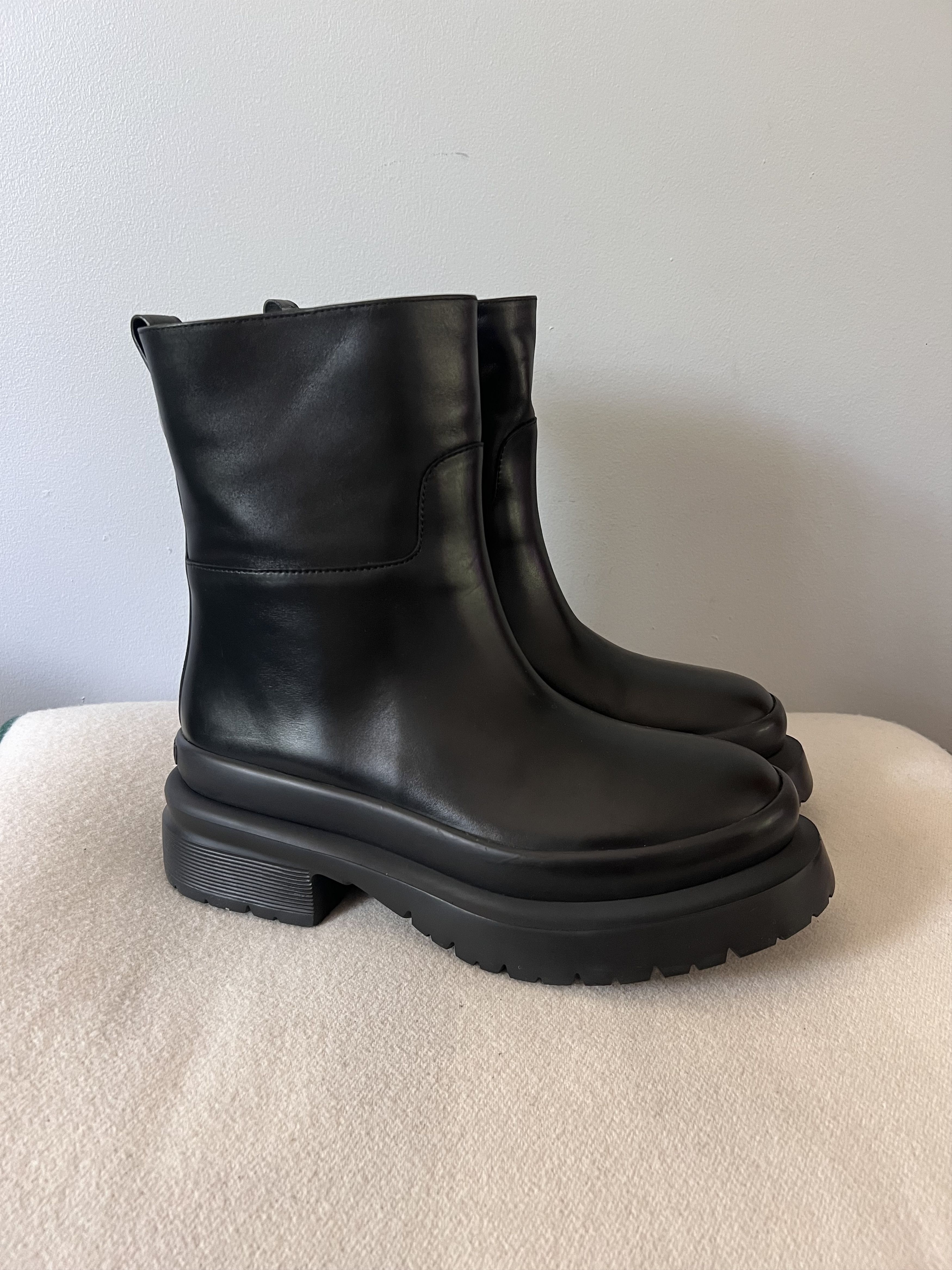 Valentino Valentino Garavani Rockstud Leather Ankle Boots Size US 9 / EU 42 - 1 Thumbnail
