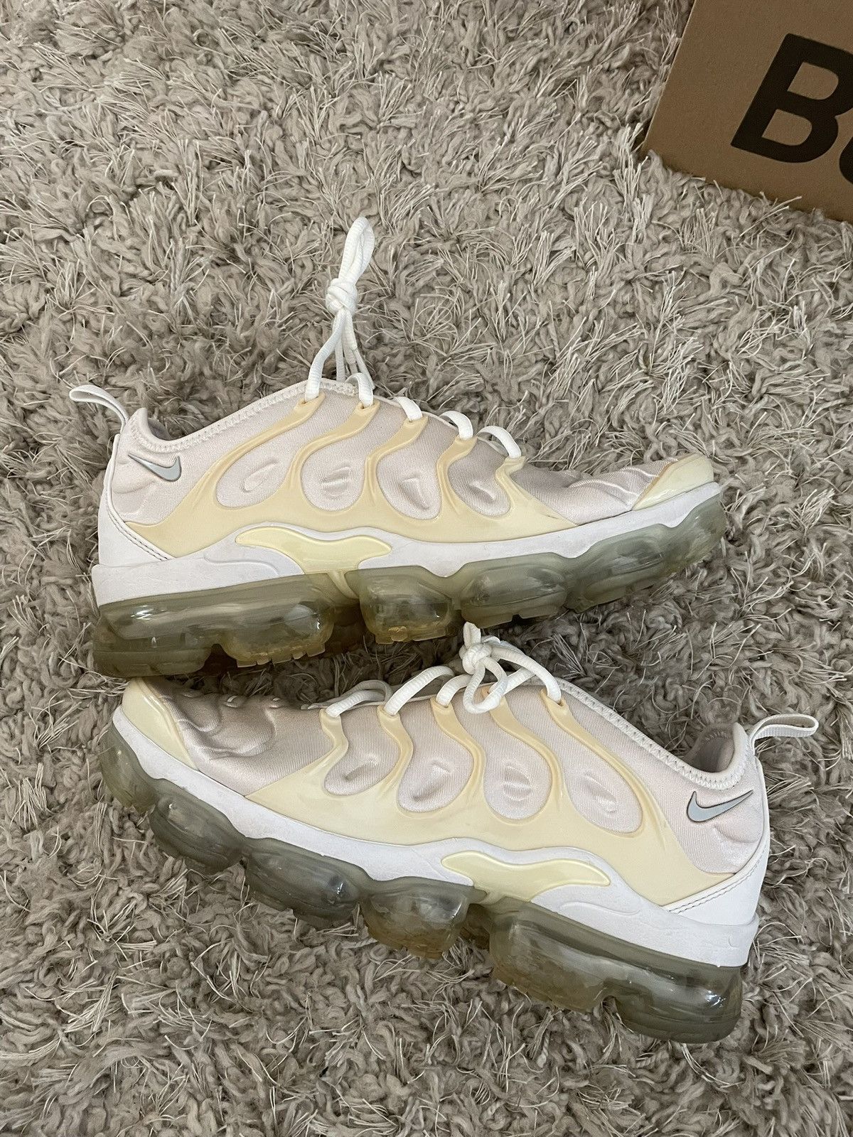 Nike Nike Air Vapormax Triple White Size US 8 / EU 41 - 2 Thumbnail