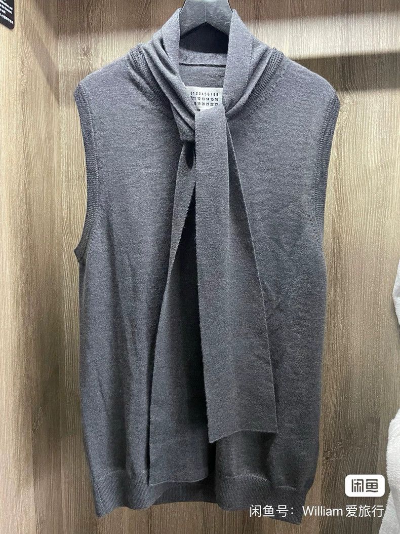 Maison Margiela Maison Margiela Men's sleeveless knitted pullover 2501-Next Size US L / EU 52-54 / 3 - 5 Thumbnail