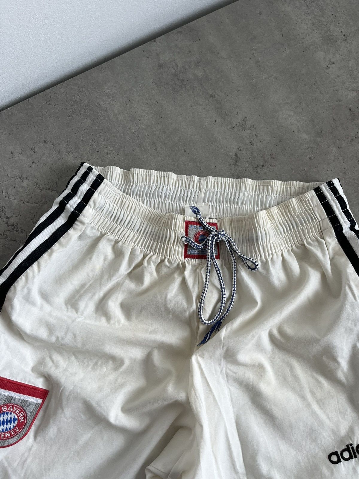 Vintage 90s Vintage Adidas FC Bayern Munich 1996/1997 Short Size US 30 / EU 46 - 4 Thumbnail