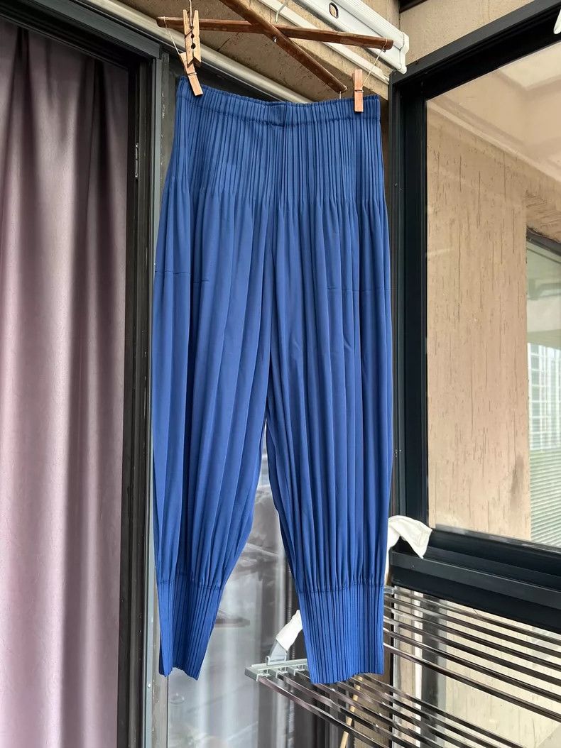 Issey Miyake Issey Miyake size:2 Navy blue pleated puff pants Size 23" - 1 Thumbnail