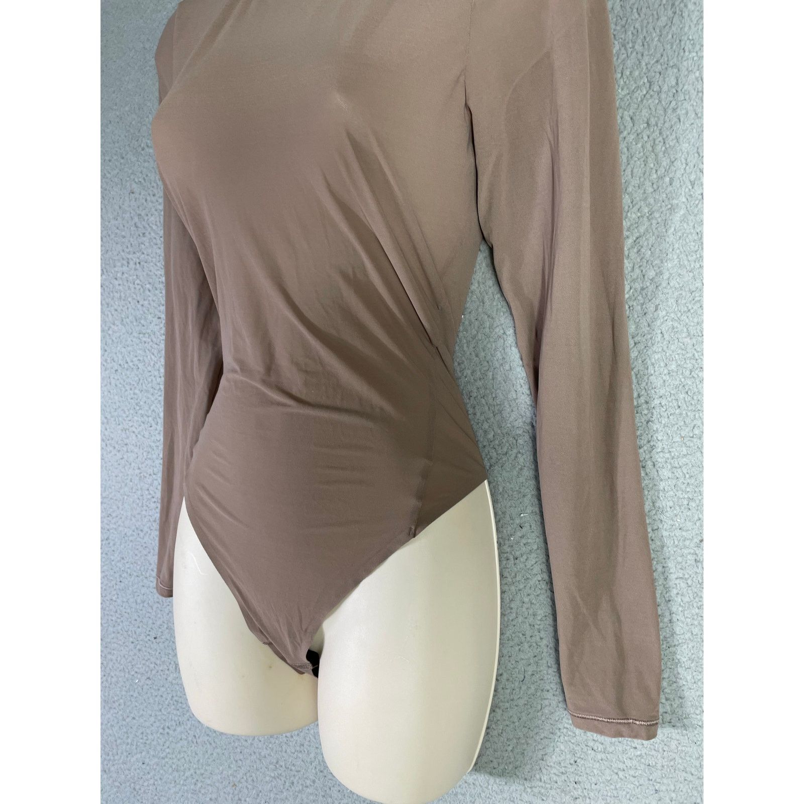 Lululemon Lululemon Long Sleeve Bodysuit Beige Womens Large Set of 2 Size L / US 10 / IT 46 - 6 Thumbnail