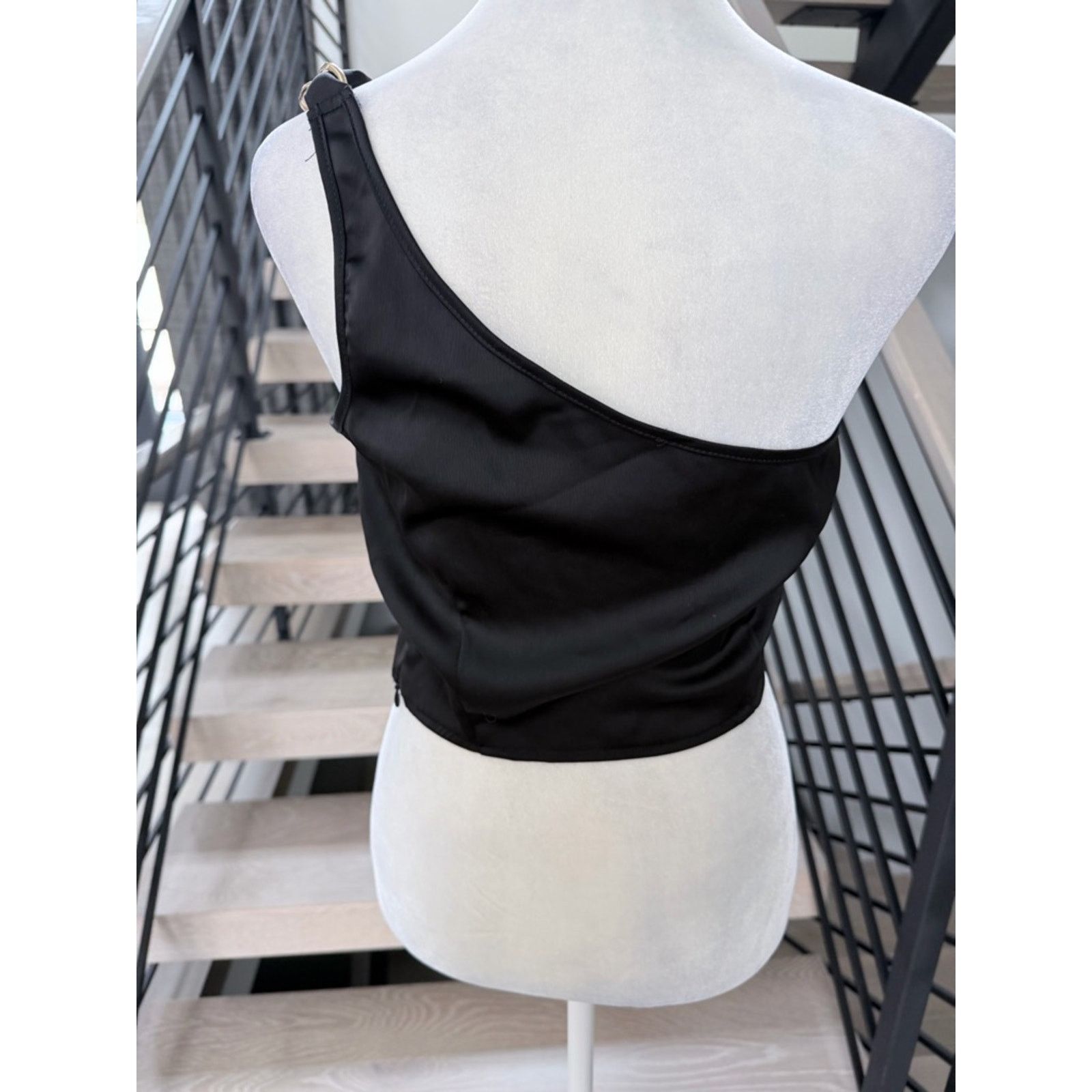 Other One-Shoulder Black Satin Crop Top with Chain Strap size S Size S / US 4 / IT 40 - 7 Thumbnail