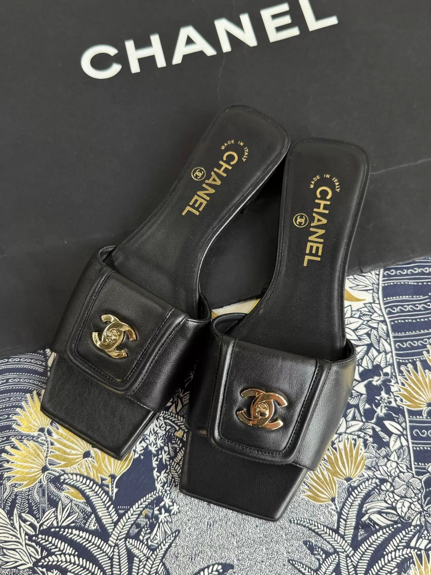 Chanel Chanel 26S Black CC Turnlock Slippers 37 Size US 6.5 / IT 36.5 - 2 Thumbnail