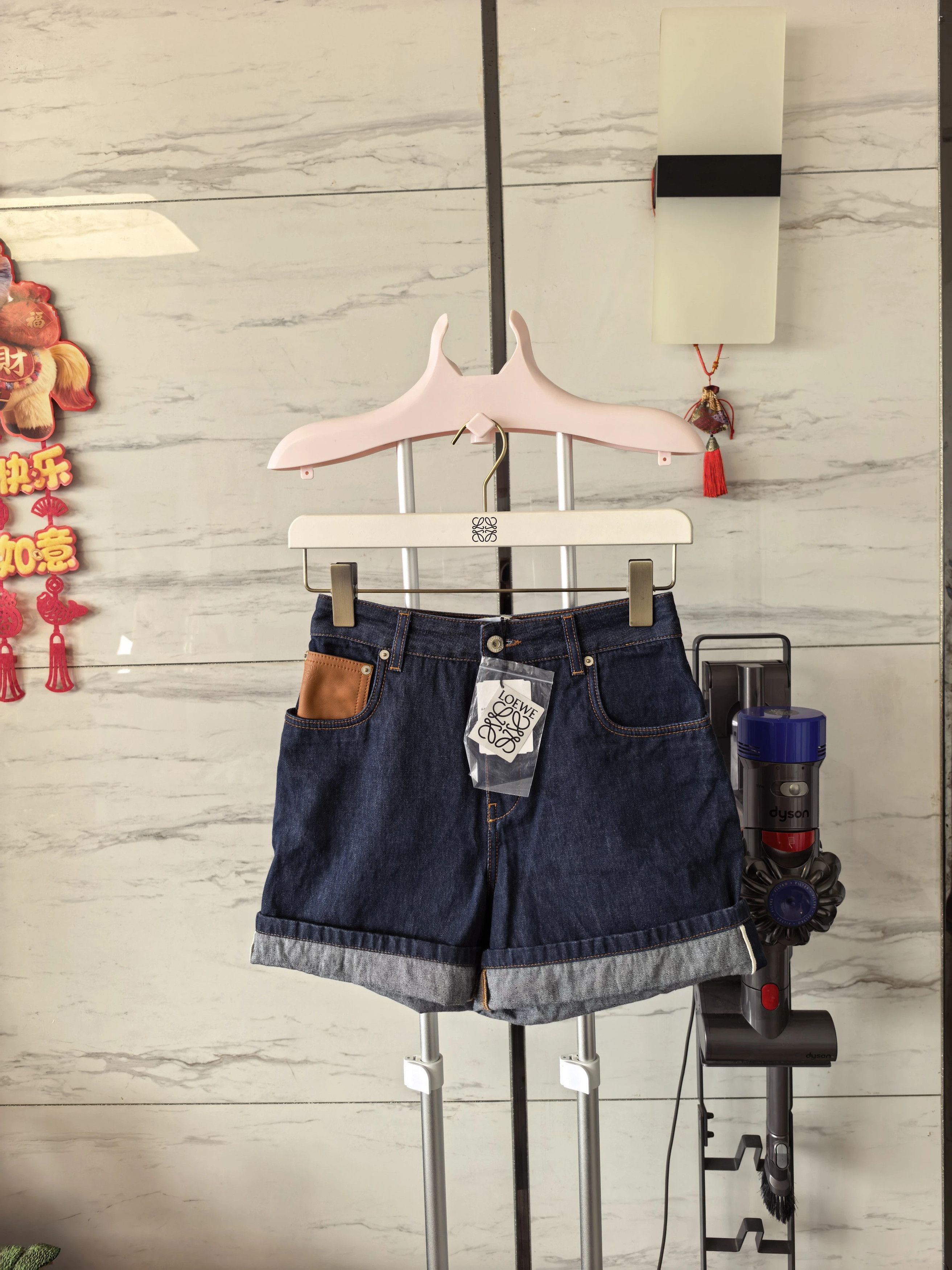 Loewe Loewe SS23 36 Logo Leather Tag Short Size 25" / US 0 / IT 36 - 1 Thumbnail