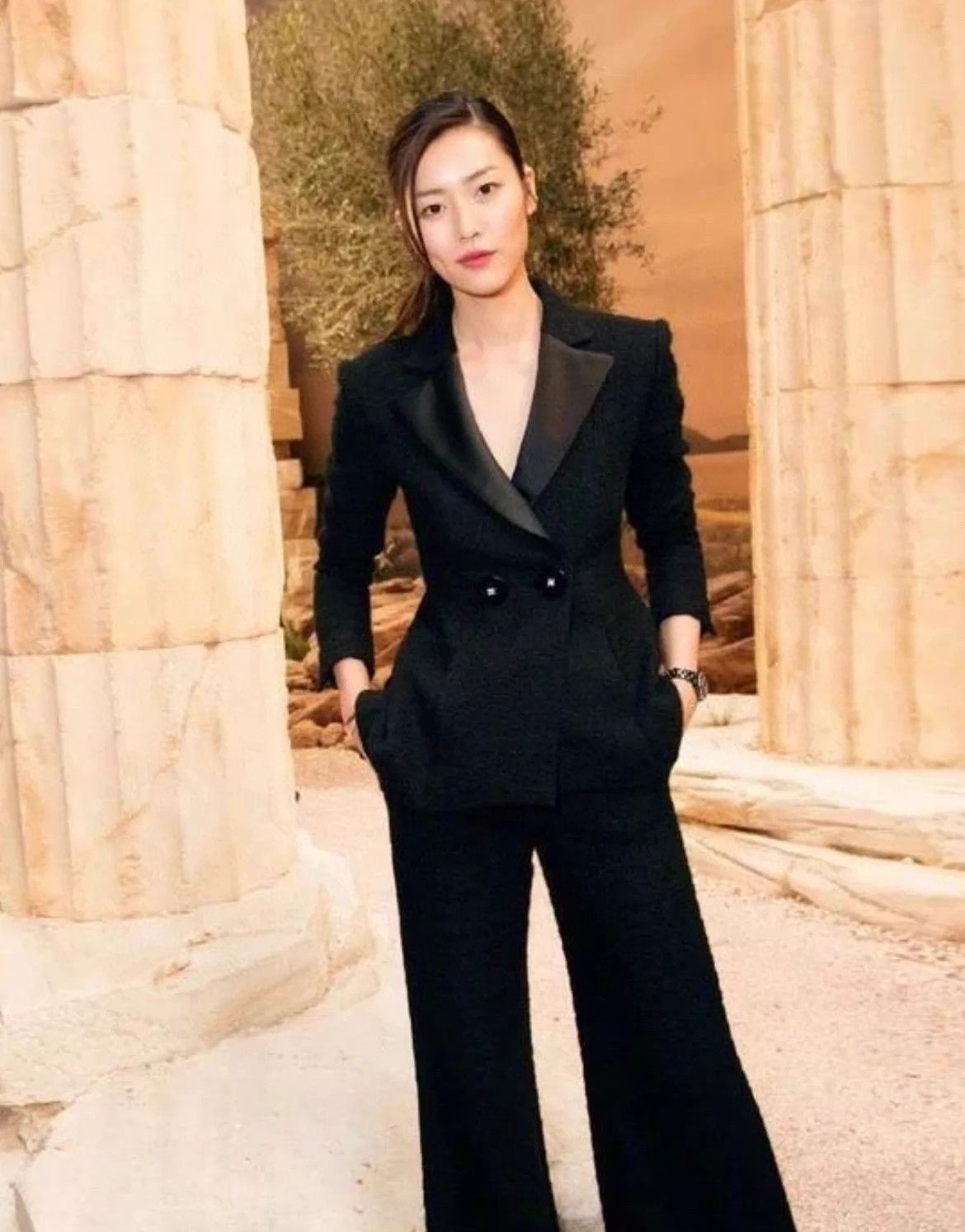 Chanel Chanel black waist-cinching V-neck blazer women's Size S / US 4 / IT 40 - 9 Thumbnail