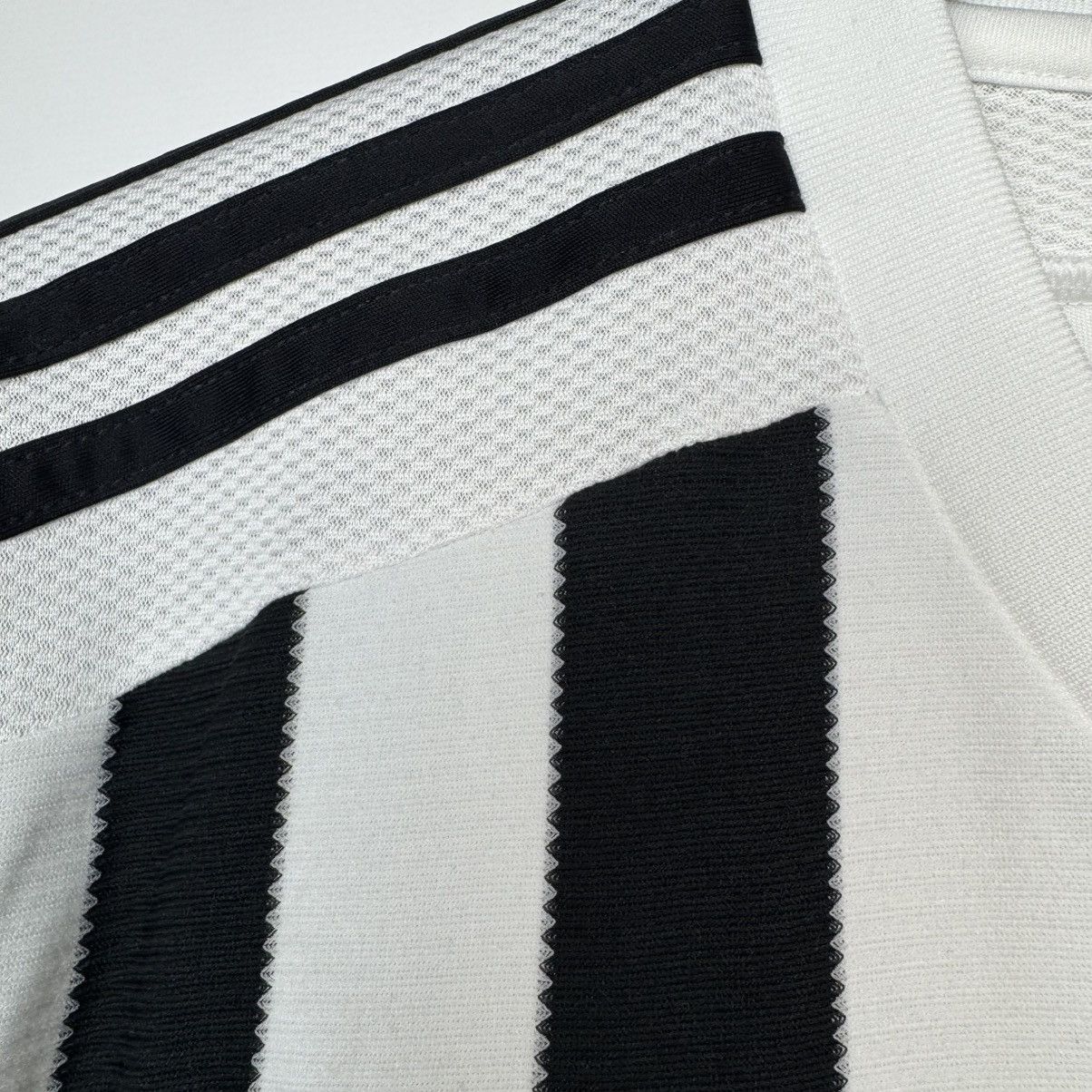 Adidas JUVENTUS 2015 2016 HOME FOOTBALL SHIRT SOCCER JERSEY ADIDAS Size US M / EU 48-50 / 2 - 17 Thumbnail