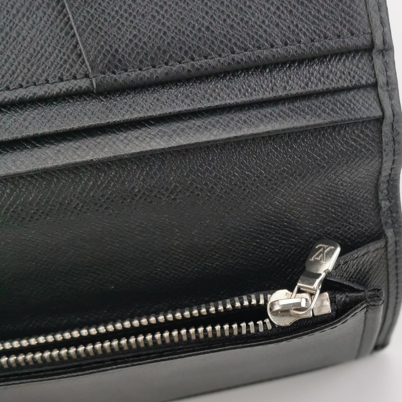 Louis Vuitton Louis Vuitton (LV) Brazza leather solid color bi-fold walle Size ONE SIZE - 8 Thumbnail