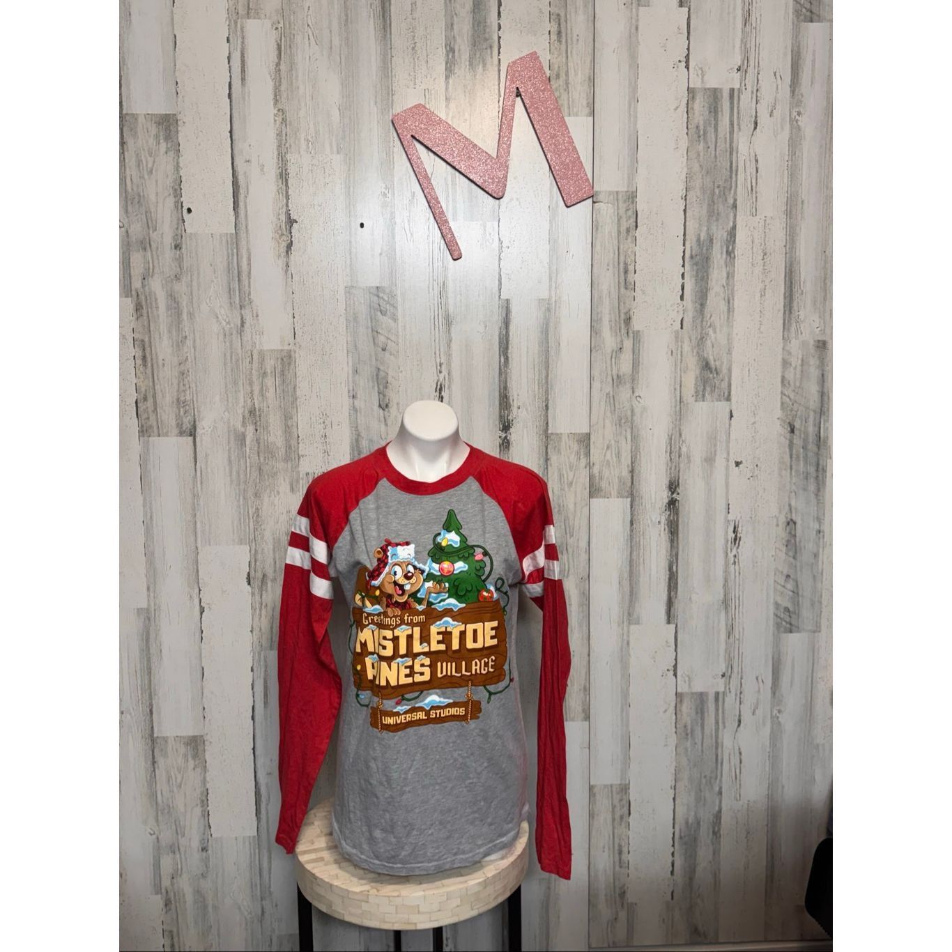 Universal Studios Universal Studios Mistletoe Pines Village Christmas Raglan Tee – Size Medium Size M / US 6-8 / IT 42-44 - 1 Thumbnail