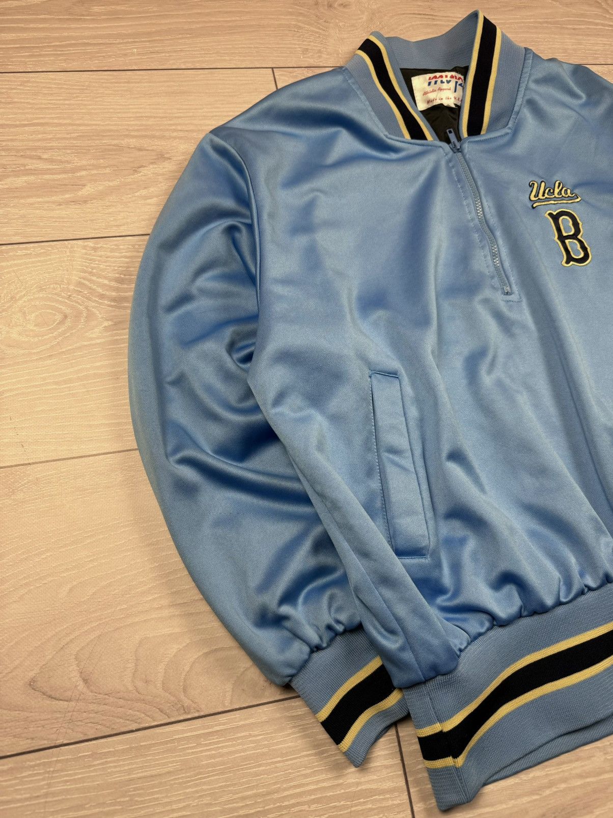 Vintage Vintage UCLA Official Basketball Warm Up Jackets NCAA Size US L / EU 52-54 / 3 - 5 Thumbnail