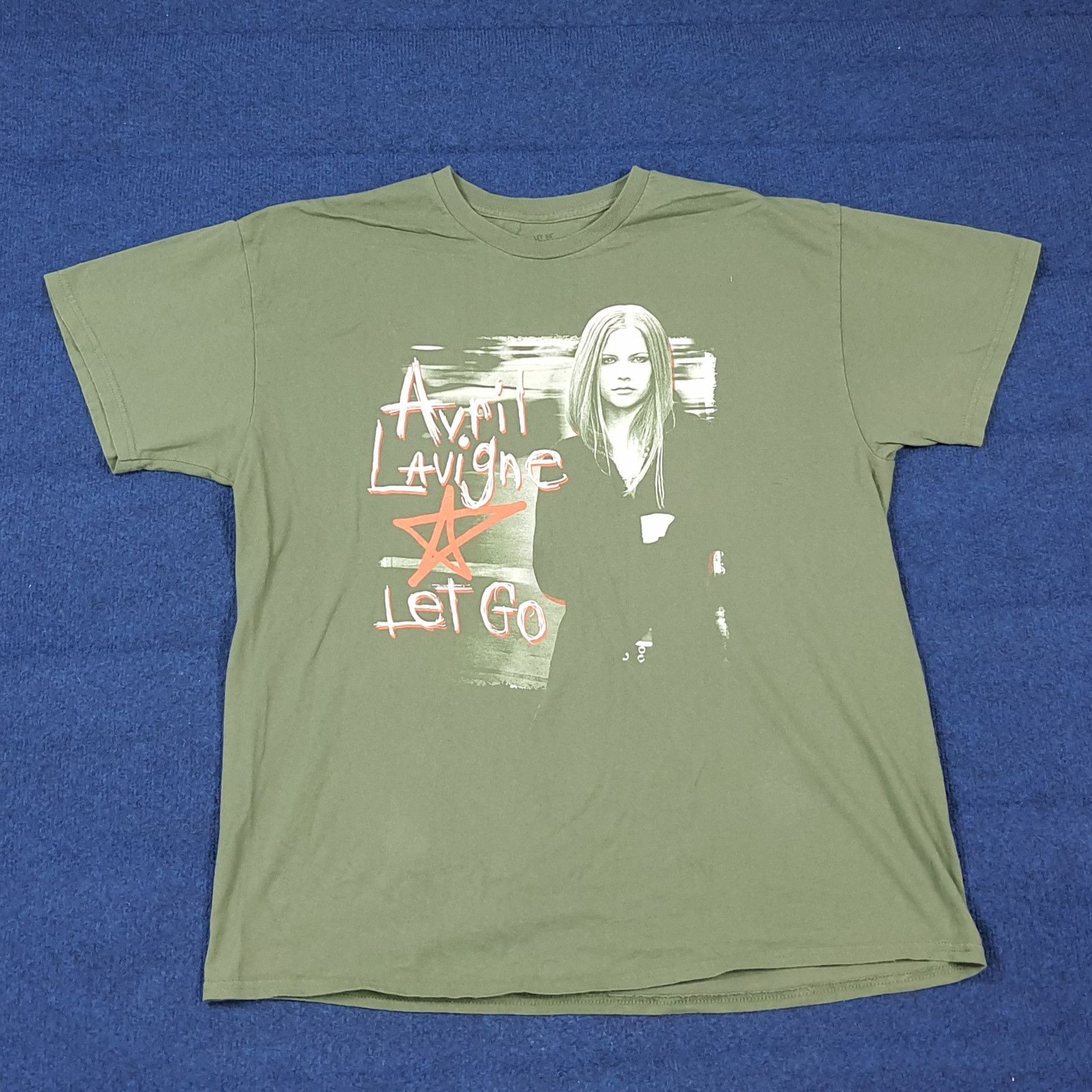 Vintage Vintage Avril Lavigne Let Go Cover Album Tshirt C285N79 Size US XL / EU 56 / 4 - 1 Thumbnail
