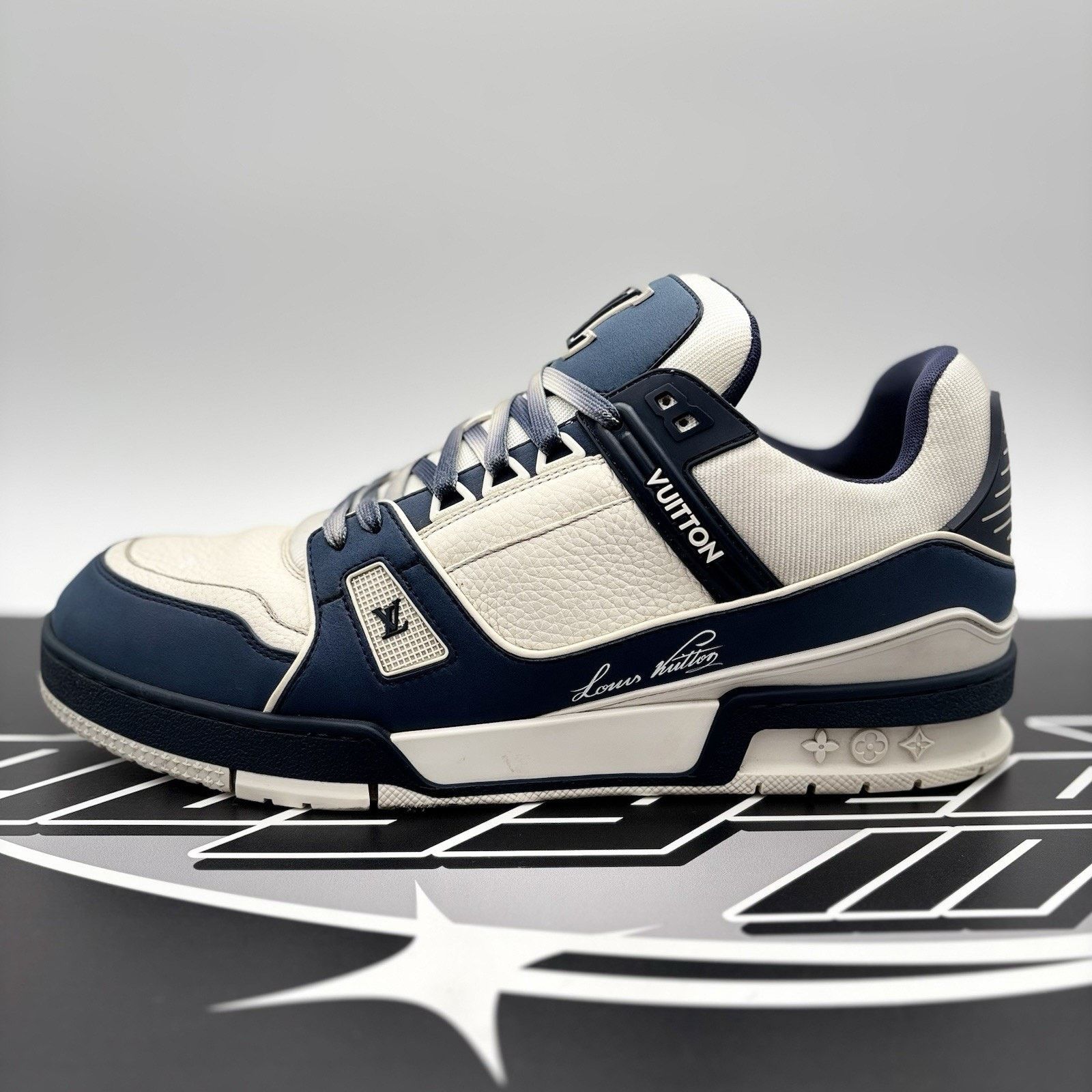 Louis Vuitton (11-11.5 US) Louis Vuitton Trainer ' White Navy '| GOOD COND Size US 11.5 / EU 44-45 - 11 Thumbnail