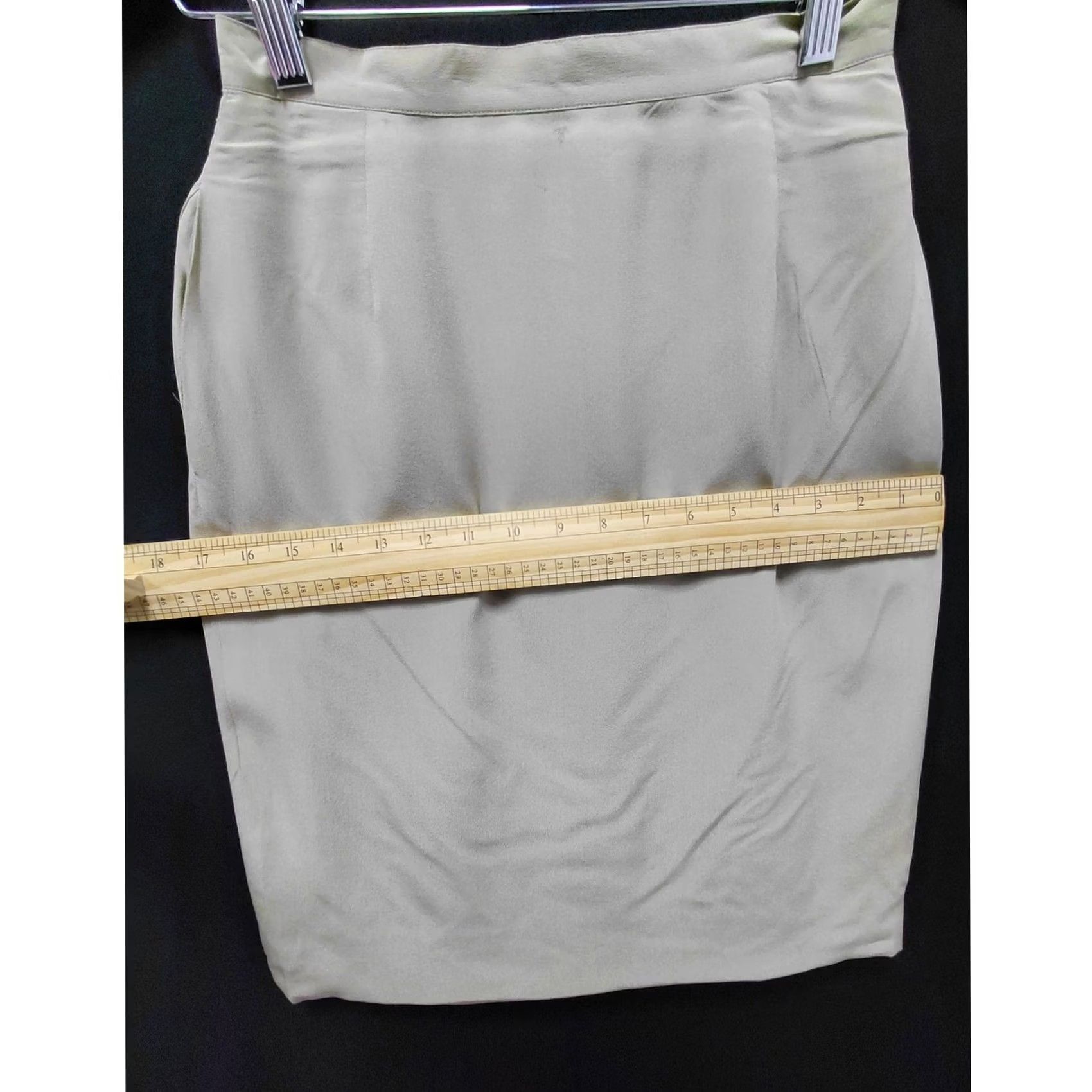Calvin Klein Calvin Klein Silk Skirt Beige Solid 100% Silk Knee Length A-Line Regular Size 4 Womens Size 27" / US 4 / IT 40 - 5 Thumbnail