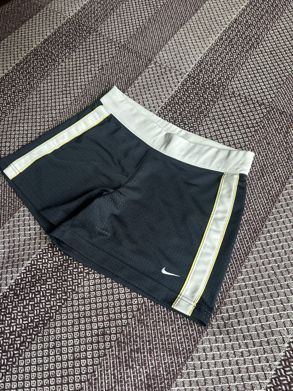 Vintage Vintage Nike Sportswear Women Shorts Streetwear Style Size S Size 25" / US 0 / IT 36 - 2 Thumbnail