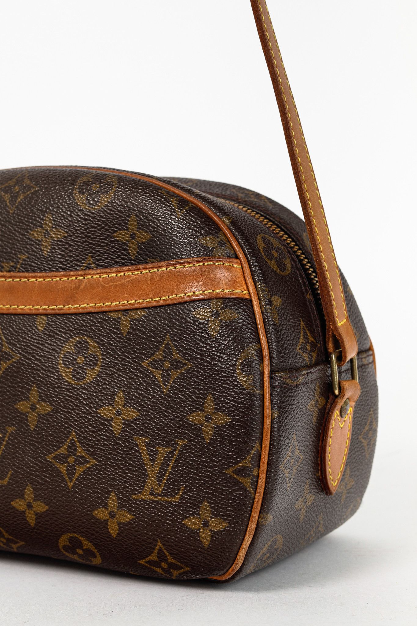Louis Vuitton Louis Vuitton Blois Monogram Canvas Shoulder Bag Size ONE SIZE - 8 Thumbnail
