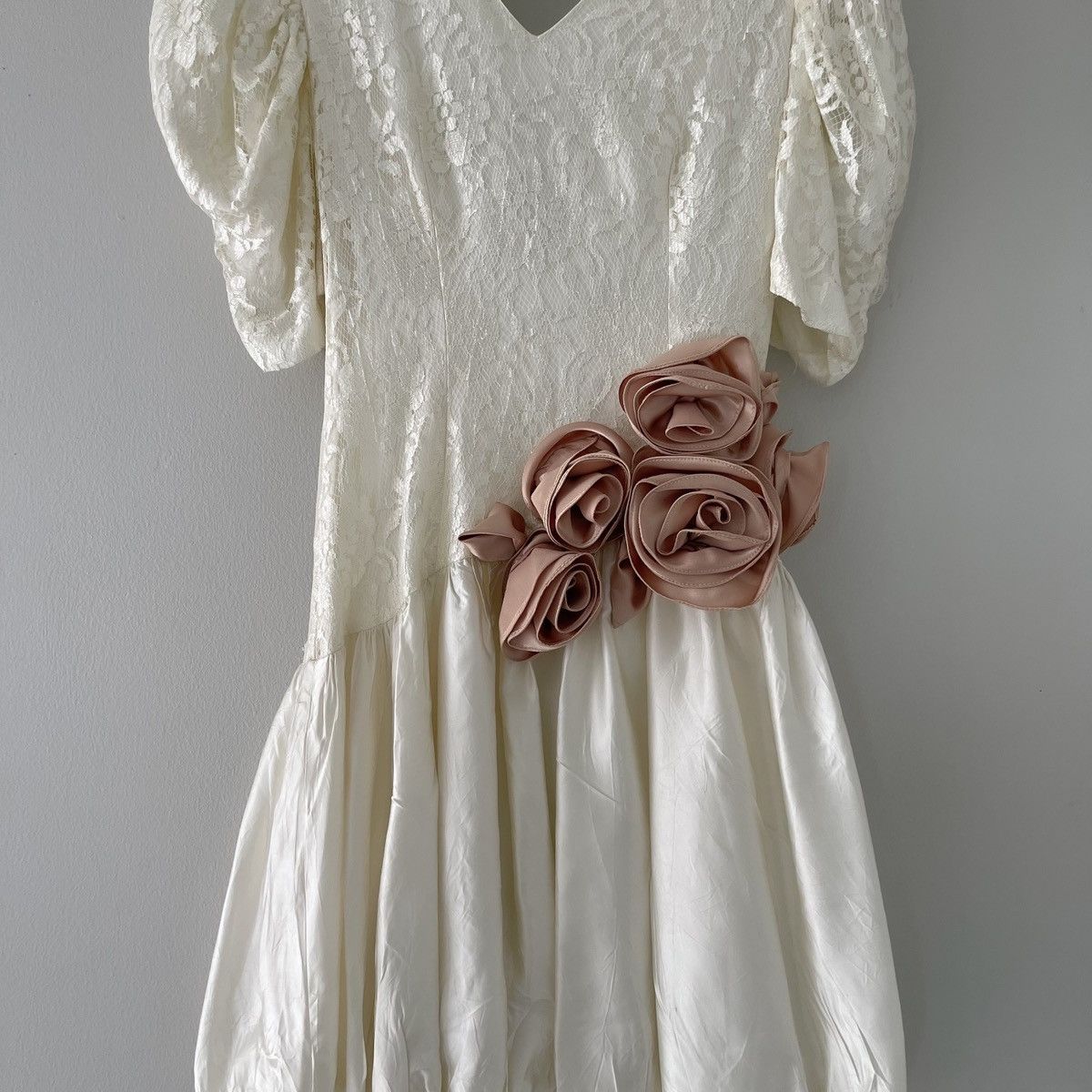 Vintage Vintage 1980s Ivory Satin & Lace Puff Sleeve Dress (XS-S) Size S / US 4 / IT 40 - 7 Thumbnail