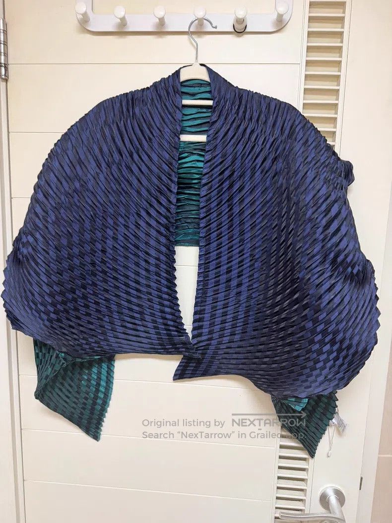 Issey Miyake Issey Miyake size:one size Main Line Fish Scale Shawl Size ONE SIZE - 3 Thumbnail