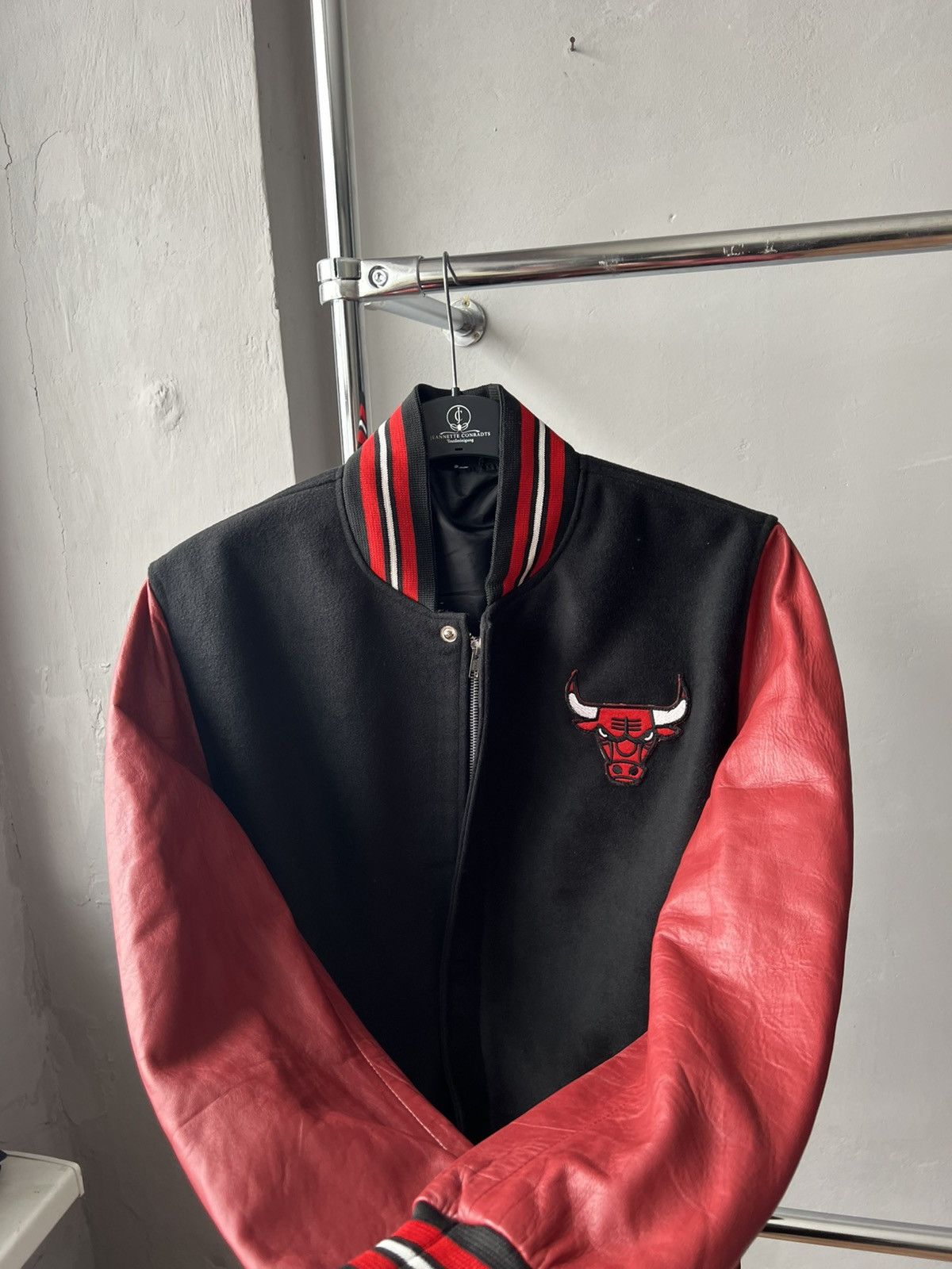NBA 90’S CHICAGO BULLS VINTAGE MENS ZIP WOOL/LEATHER BOMBER SZ M Size US M / EU 48-50 / 2 - 9 Thumbnail