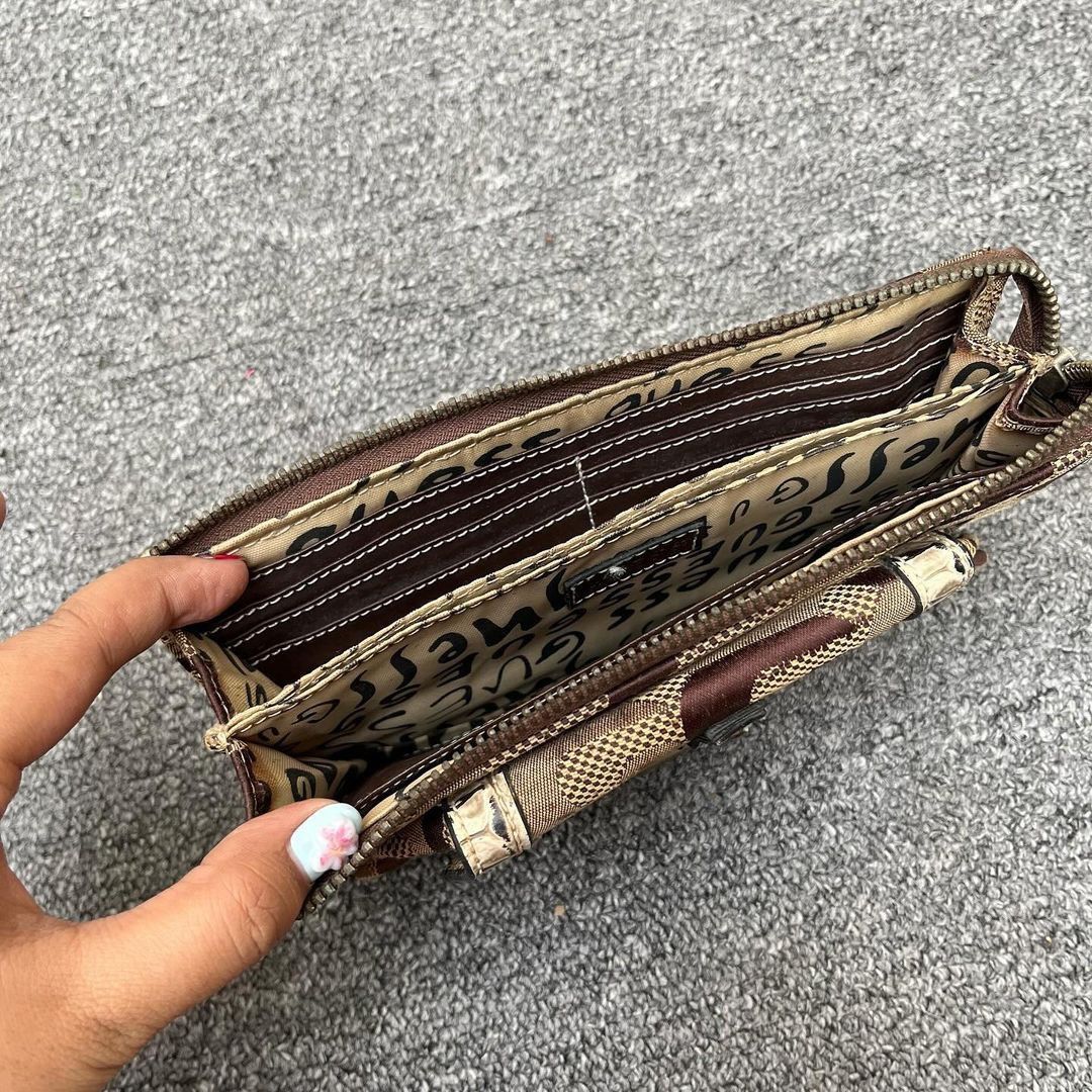 Guess Vintage Y2k wallet logo latch and leather Size ONE SIZE - 4 Thumbnail