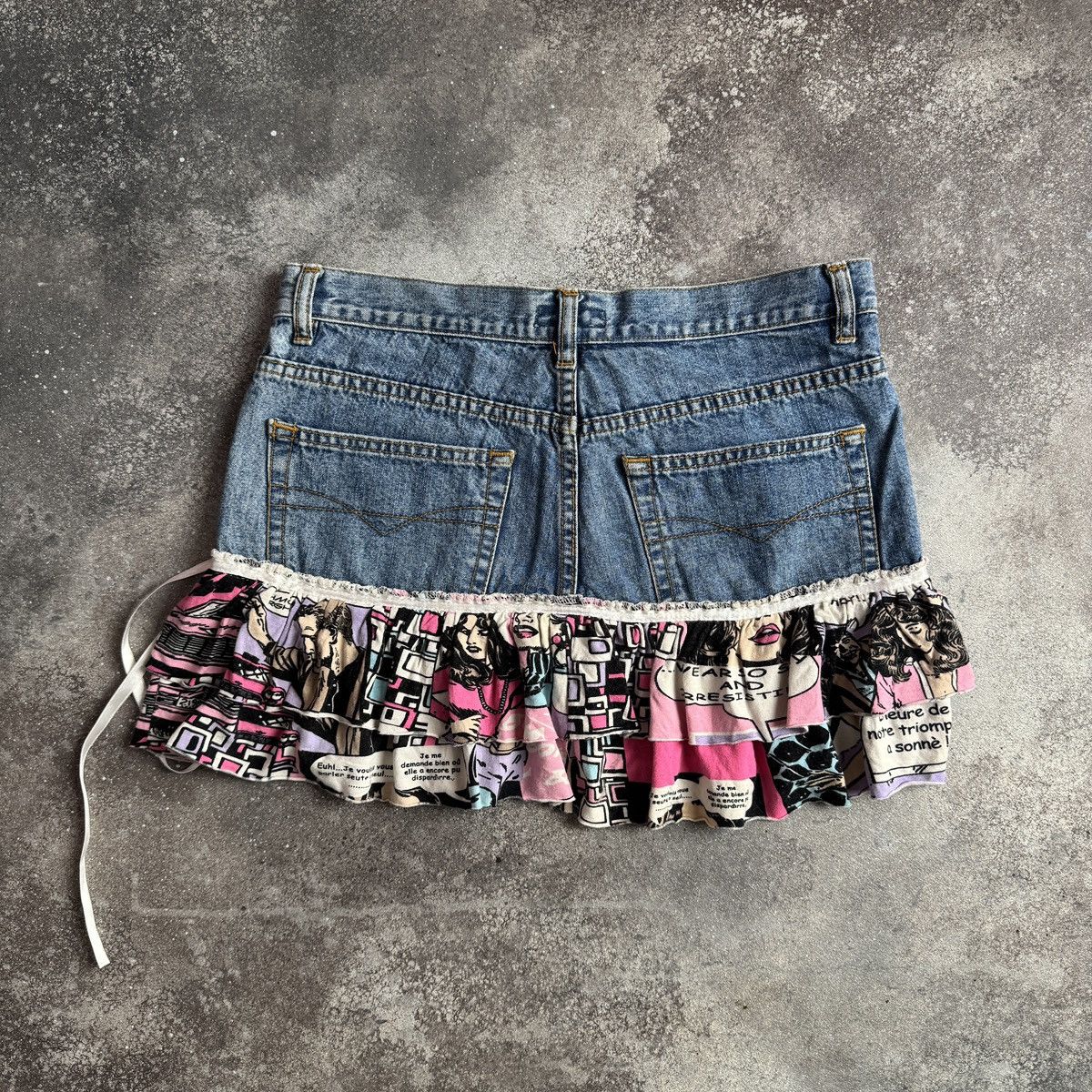 Hysteric Glamour Y2K Glam Comic Print Low Rise Ruffle Denim Mini Skirt Size 27" / US 4 / IT 40 - 5 Thumbnail