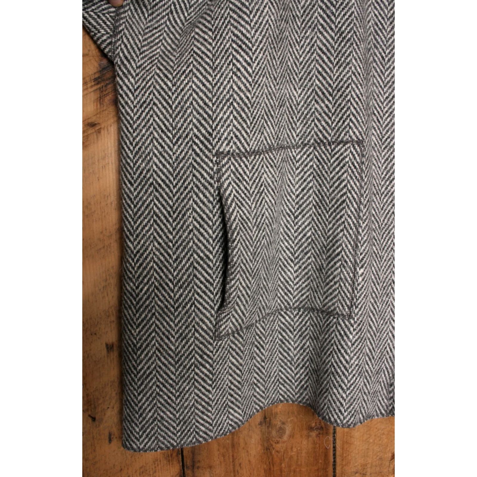 Vintage CAMELEON Wool Herringbone Cape Poncho Oversized Coat Sz. L (Fits One Size) Womens Poncho Cape Wool Herringbone L Gray Cap e Size L / US 10 / IT 46 - 4 Thumbnail
