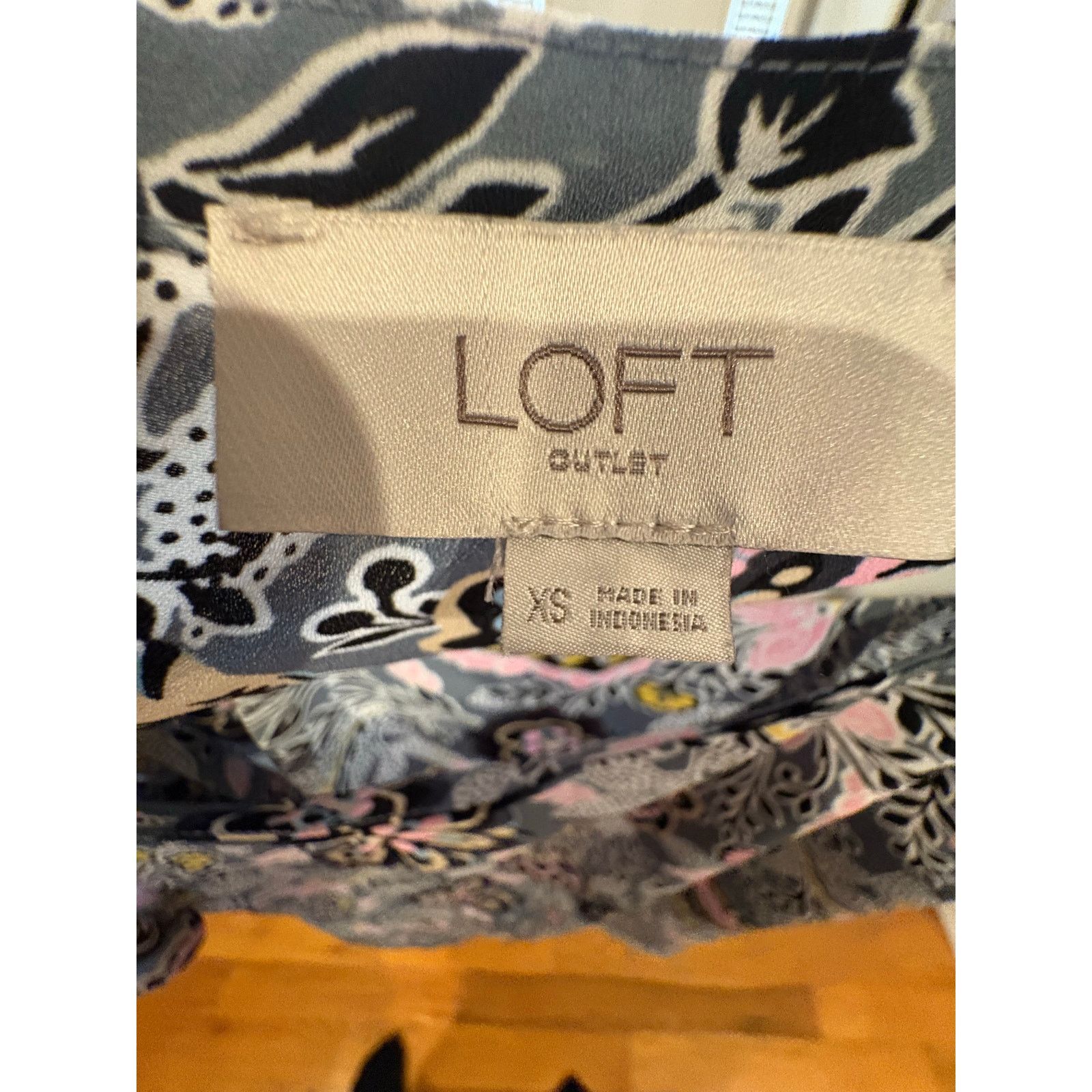 Loft LOFT Outlet Floral Blouse Women’s XS Gray Pink Short Sleeve Size XS / US 0-2 / IT 36-38 - 3 Thumbnail