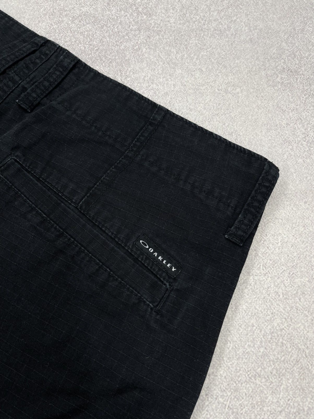 Oakley Vintage Oakley Cargo Shorts Black Y2K Skateboard Size US 33 - 7 Thumbnail
