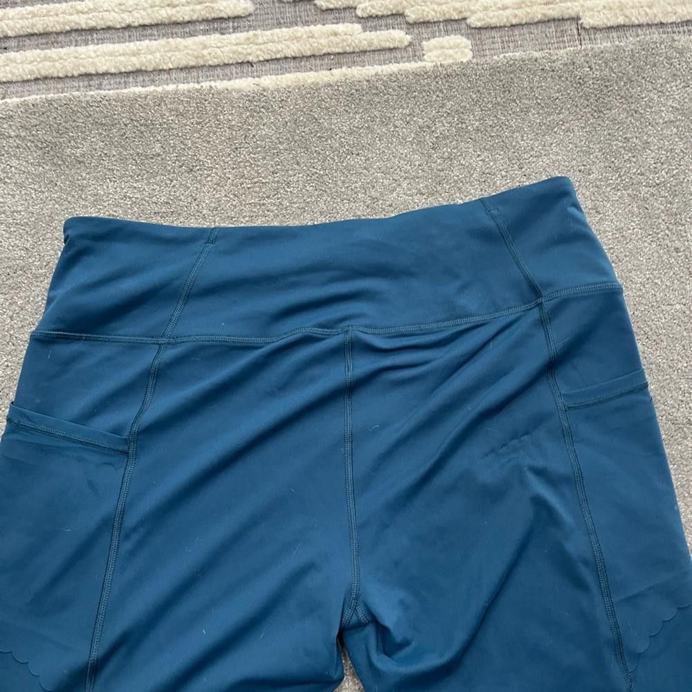 Designer Victoria sport active wear cropped leggings Size 40" / US 18 - 7 Thumbnail