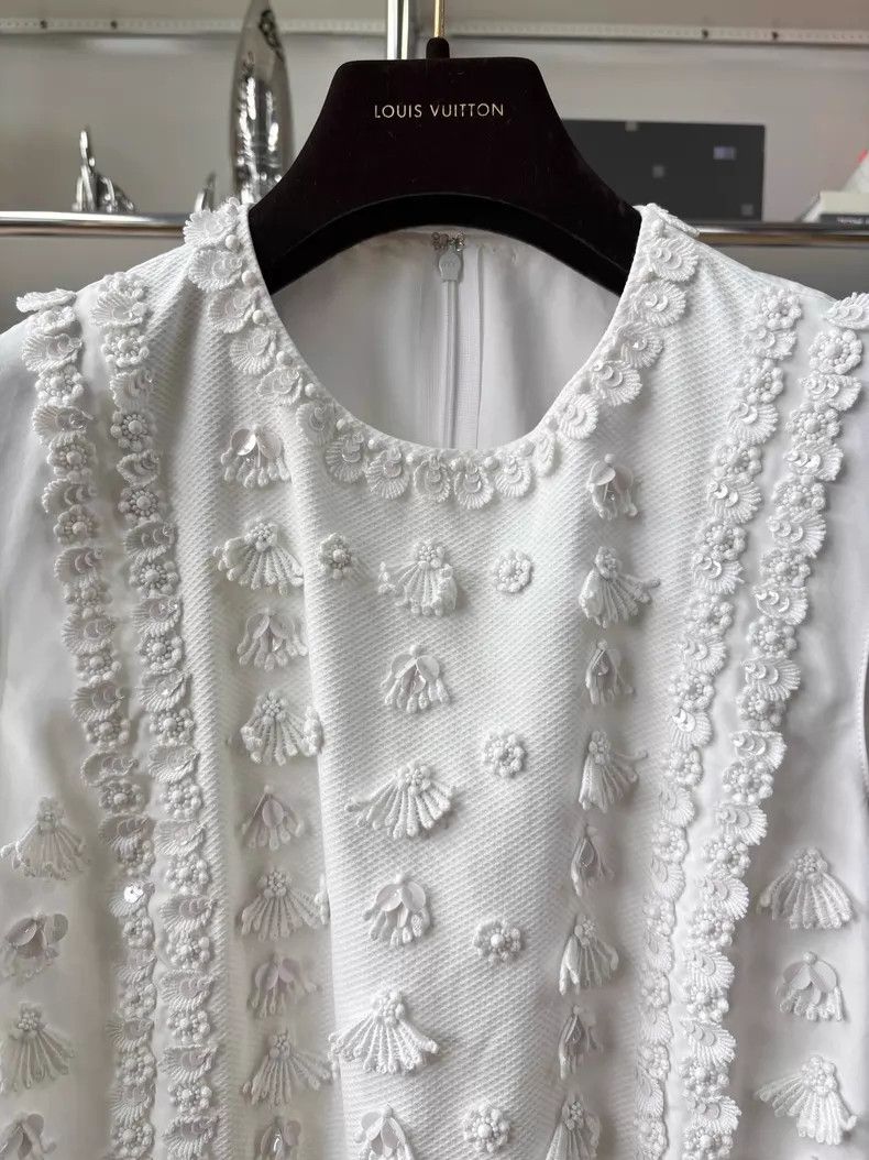 Valentino Valentino White nail bead floral heavy embroidery sleevele Size M / US 6-8 / IT 42-44 - 2 Thumbnail
