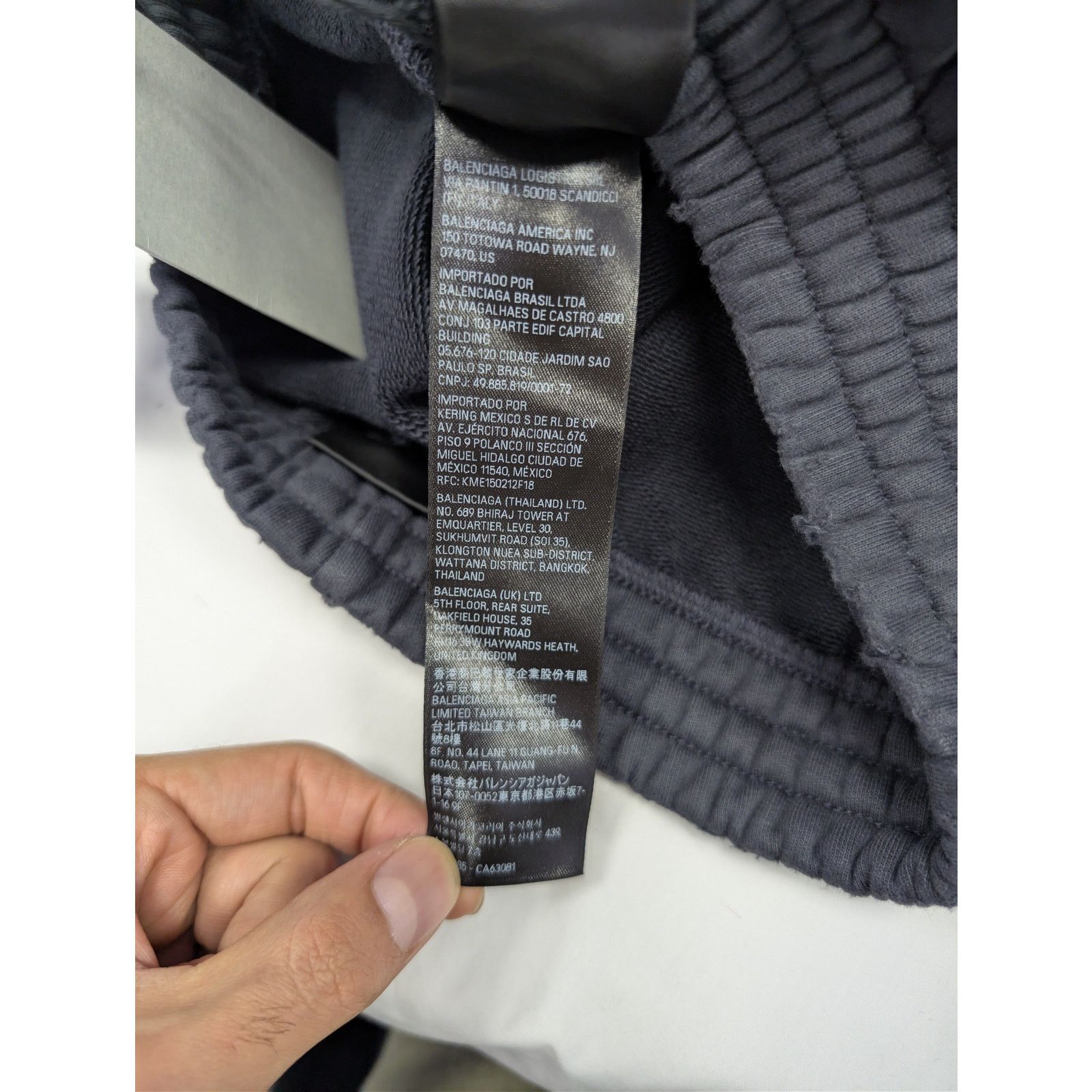 Balenciaga o1rshd1 Baggy Sweatpants in Washed Black Size US 28 / EU 44 - 19 Thumbnail