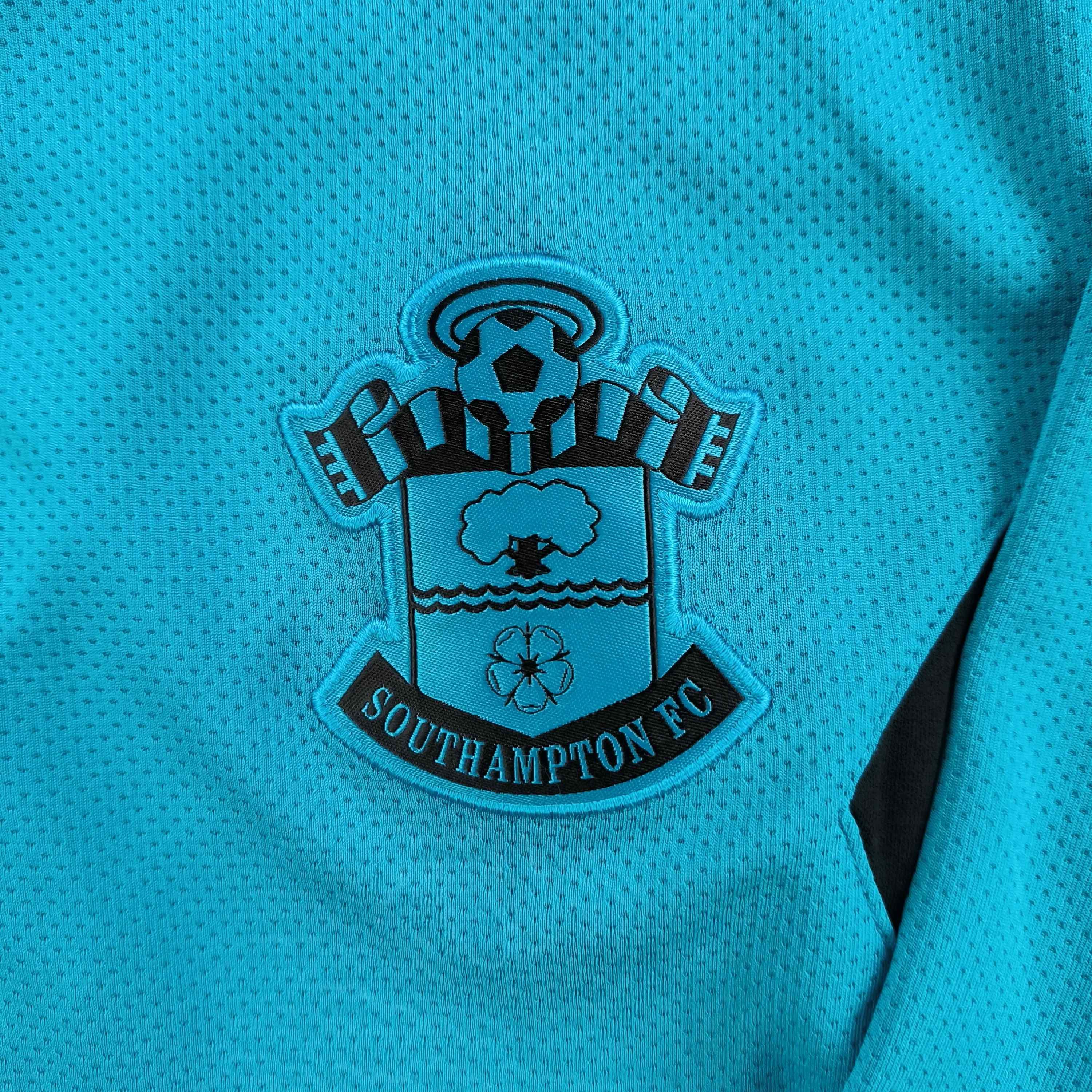 Hummel Southampton 2020-21 Hummel football training top size XS Size US XS / EU 42 / 0 - 3 Thumbnail