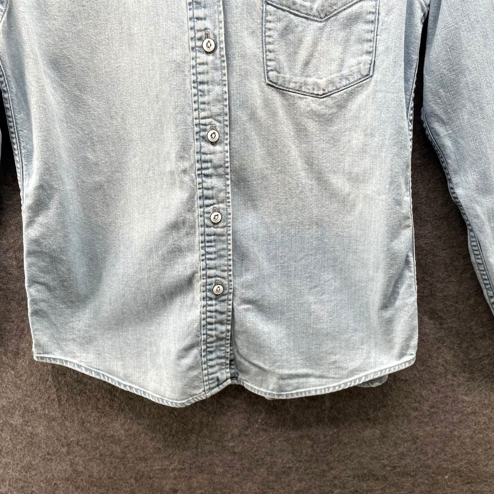 Uniqlo Uniqlo Chambray Button Down Shirt Womens M Light Blue Long Sleeve Denim Size M / US 6-8 / IT 42-44 - 4 Thumbnail