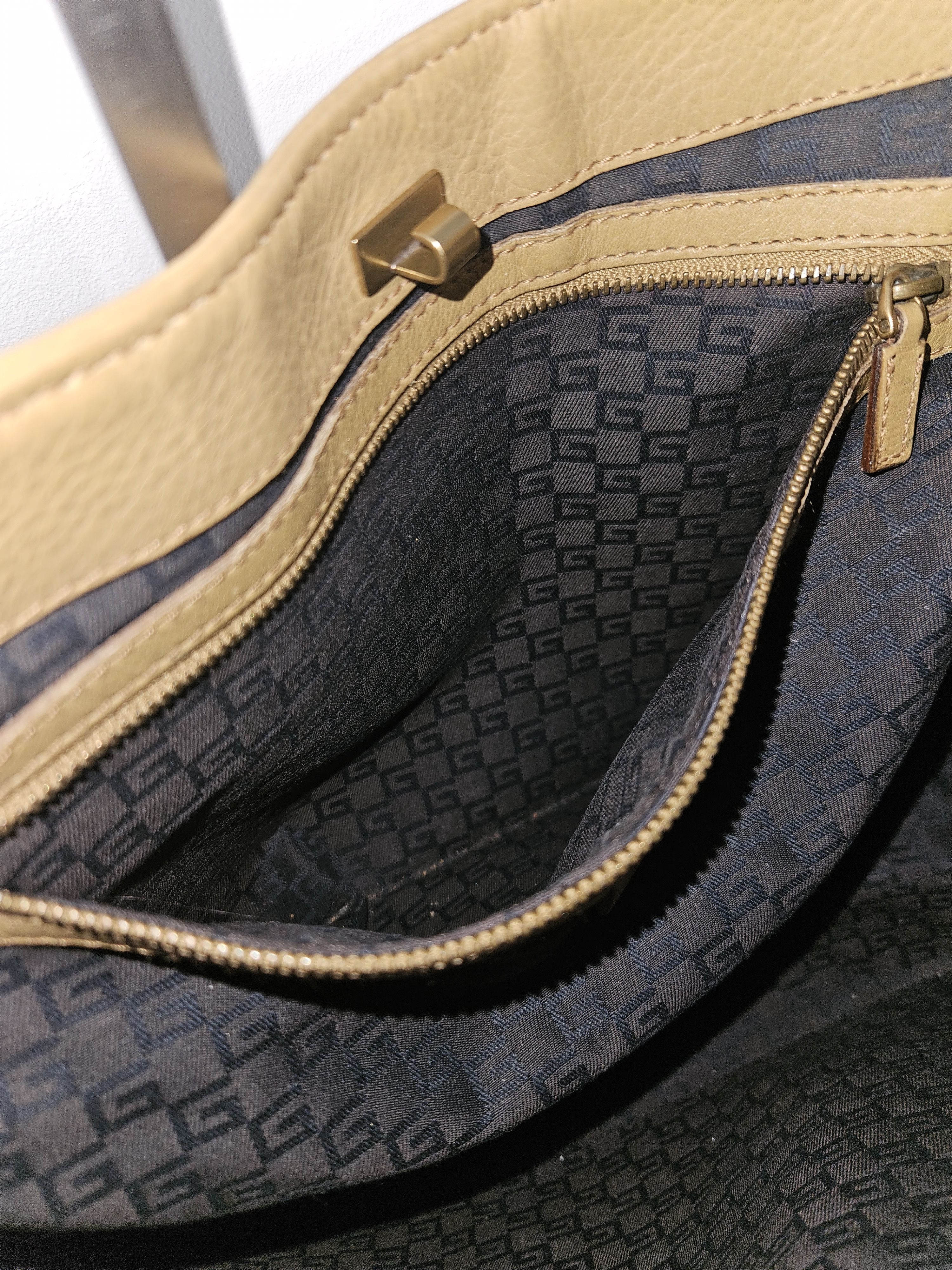 Gucci Vintage y2k gucci leather drawstring handbag Size ONE SIZE - 21 Thumbnail