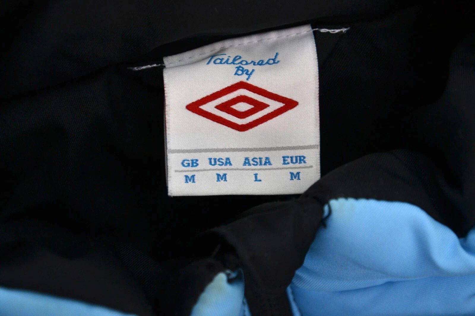 Umbro MANCHESTER CITY 2012/2013 FOOTBALL BENCH JACKET UMBRO SIZE M Size US M / EU 48-50 / 2 - 7 Thumbnail