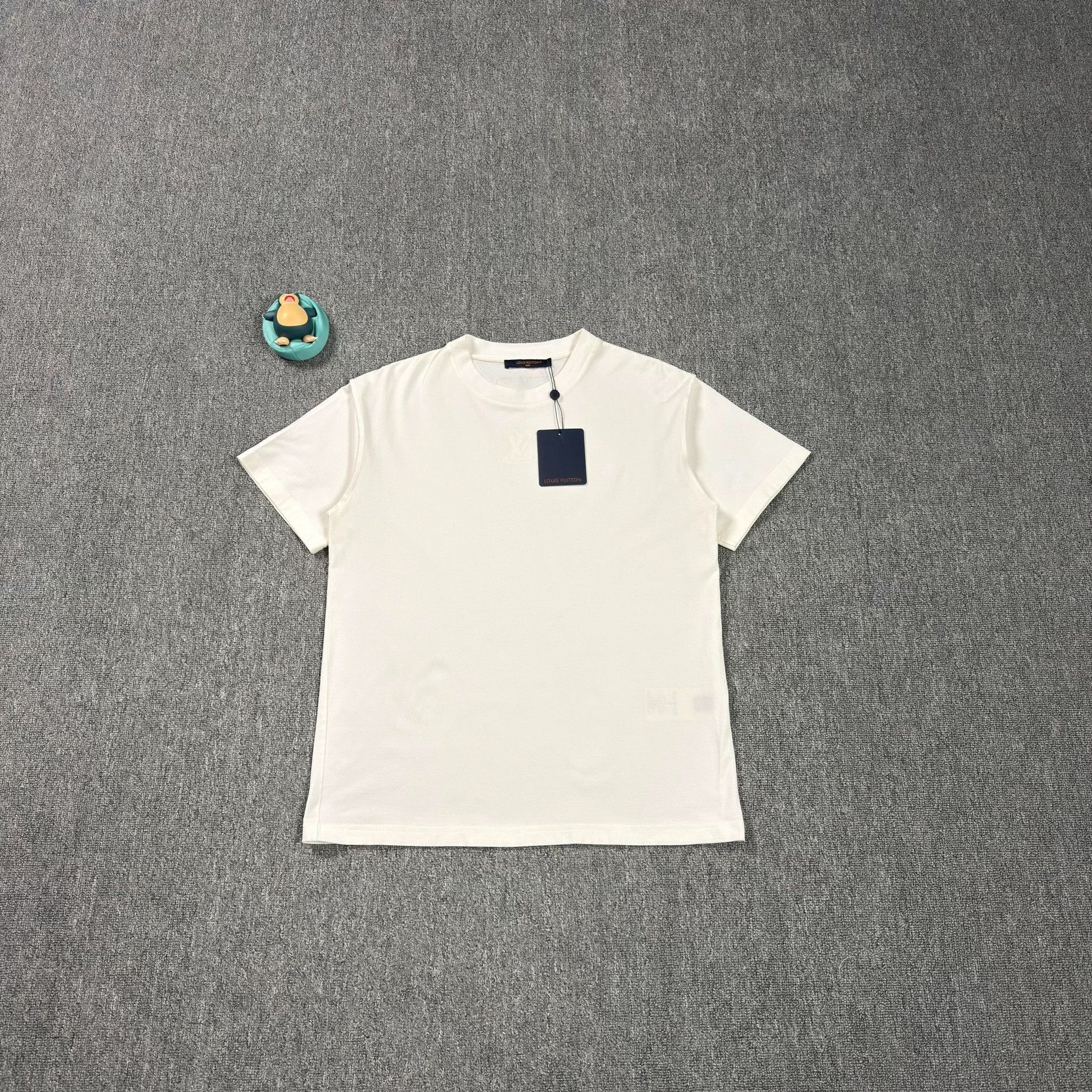 Louis Vuitton Louis Vuitton Embossed Logo T-Shirt US S Size US S / EU 44-46 / 1 - 1 Thumbnail