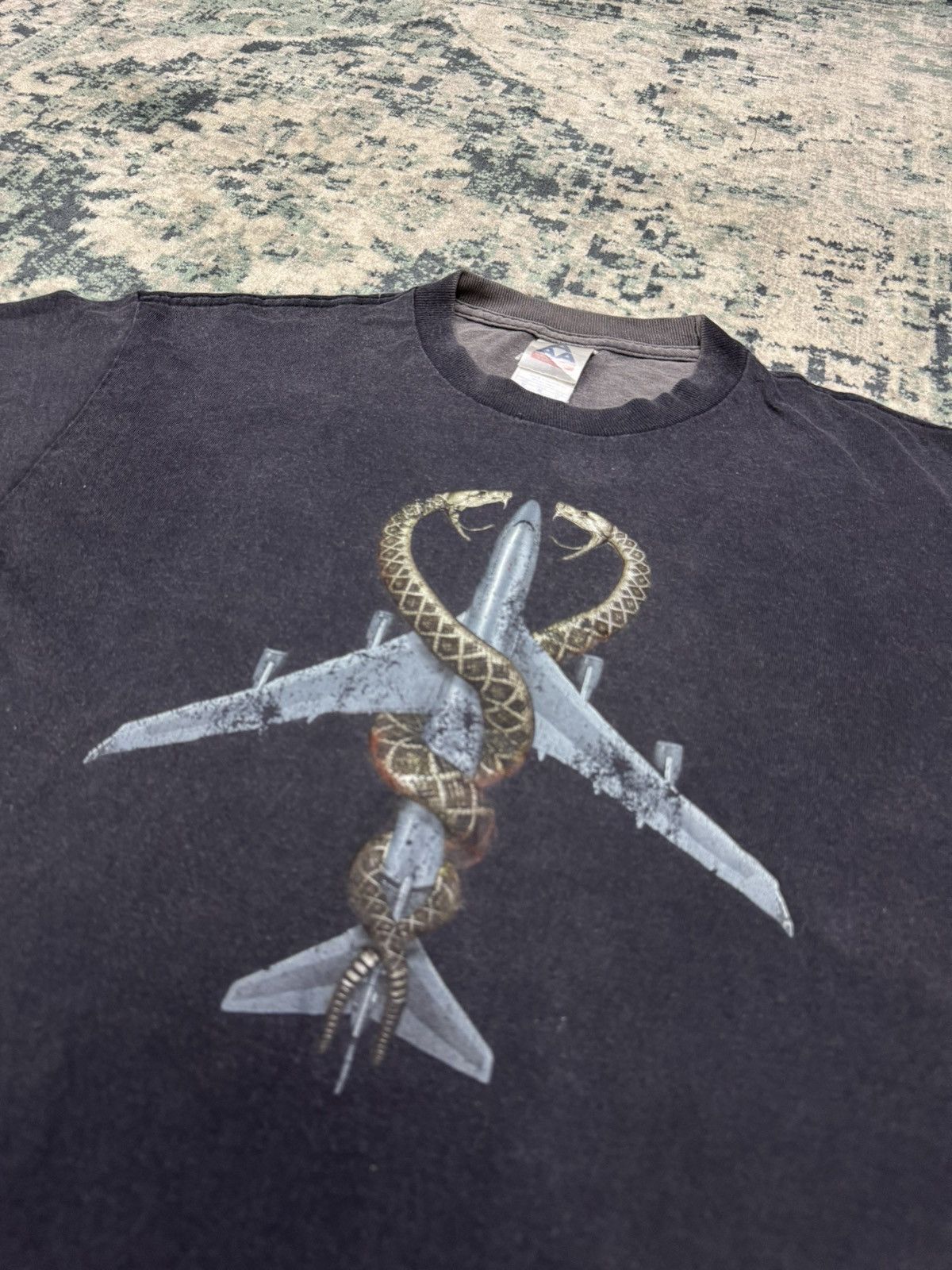 Vintage VINTAGE DISTRESSED SNAKES ON A PLANE MOVIE SHIRT Size US M / EU 48-50 / 2 - 5 Thumbnail