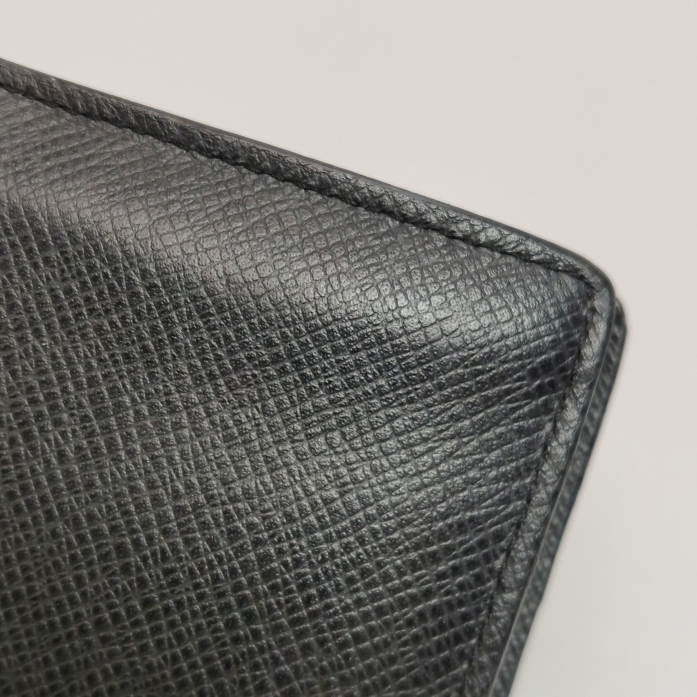 Louis Vuitton Louis Vuitton (LV) Brazza leather solid color folding card Size ONE SIZE - 4 Thumbnail